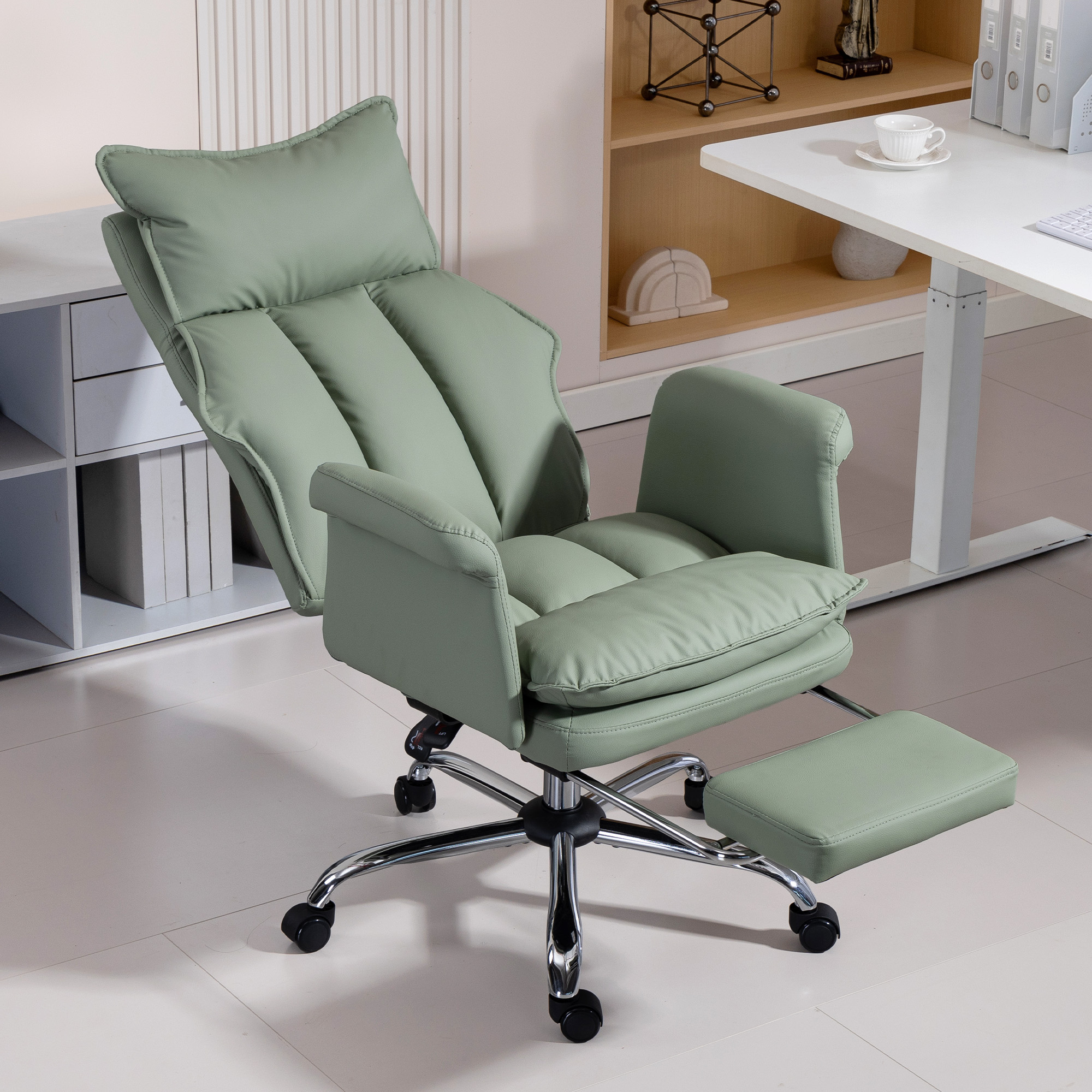 Una silla de oficina acolchada verde claro con reposapiés extraíble sobre base cromada.