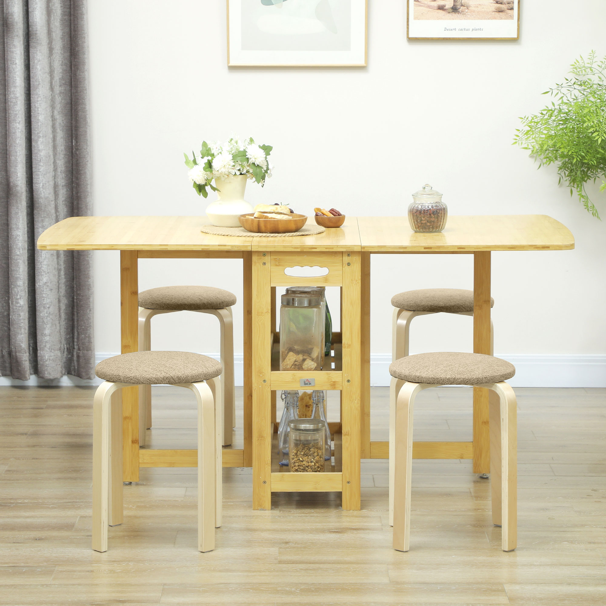 Una mesa de madera abatible con cuatro taburetes y artículos decorativos.