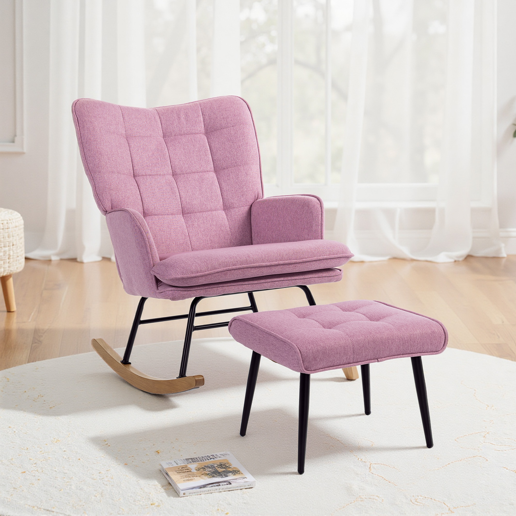Un sillón mecedora tapizado rosa con otomana sobre una alfombra.
