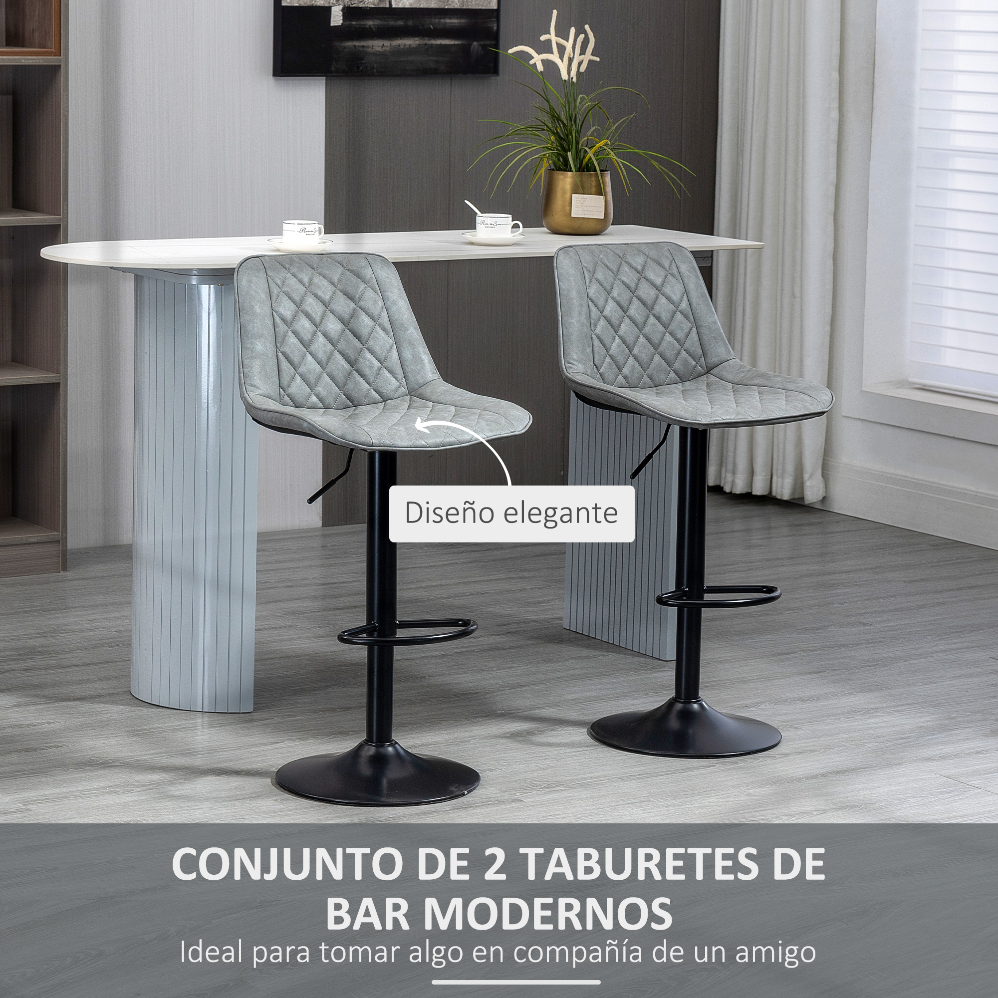 Dos taburetes de bar grises con asientos acolchados cerca de una mesa.