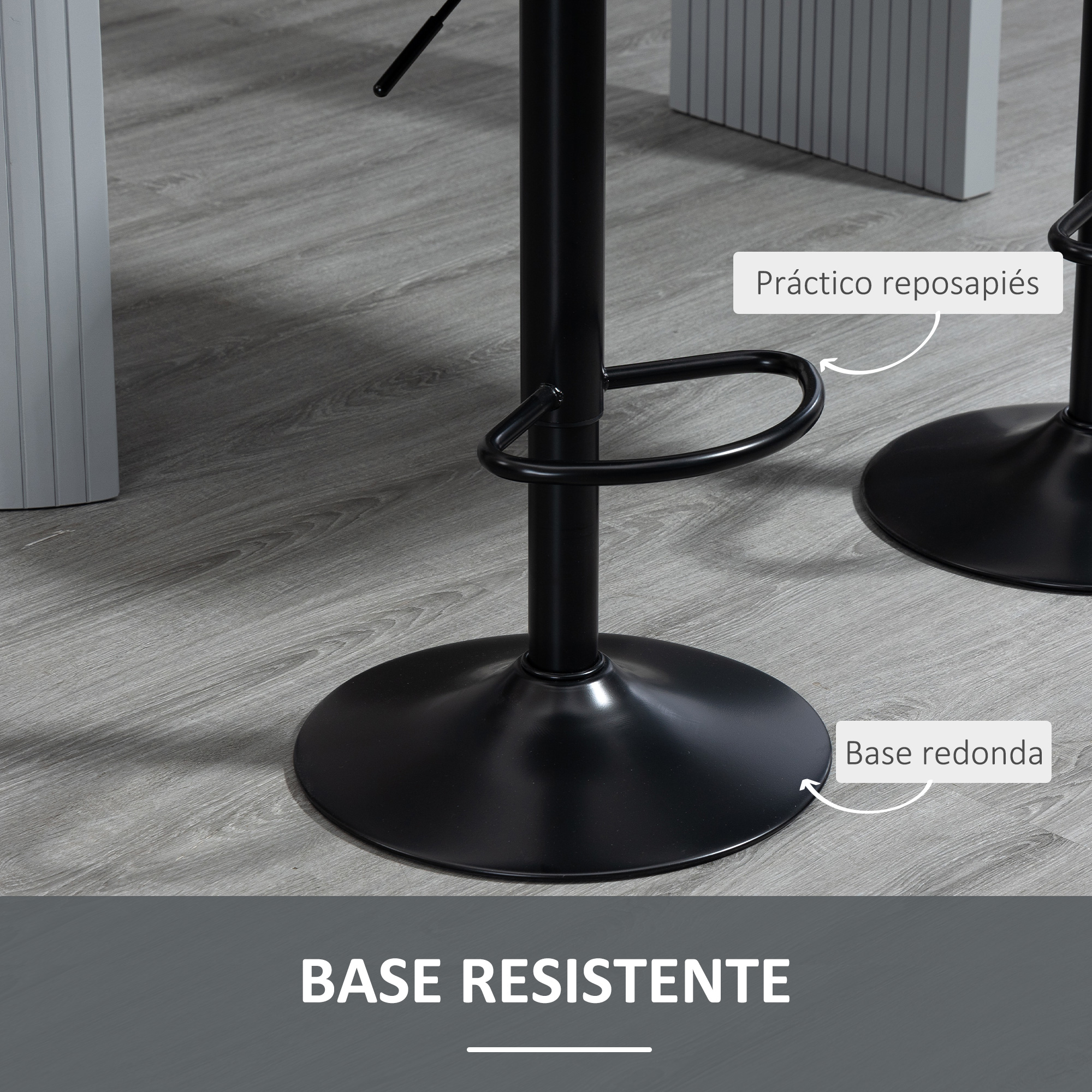 Base de taburete negra con reposapiés sobre suelo de madera.