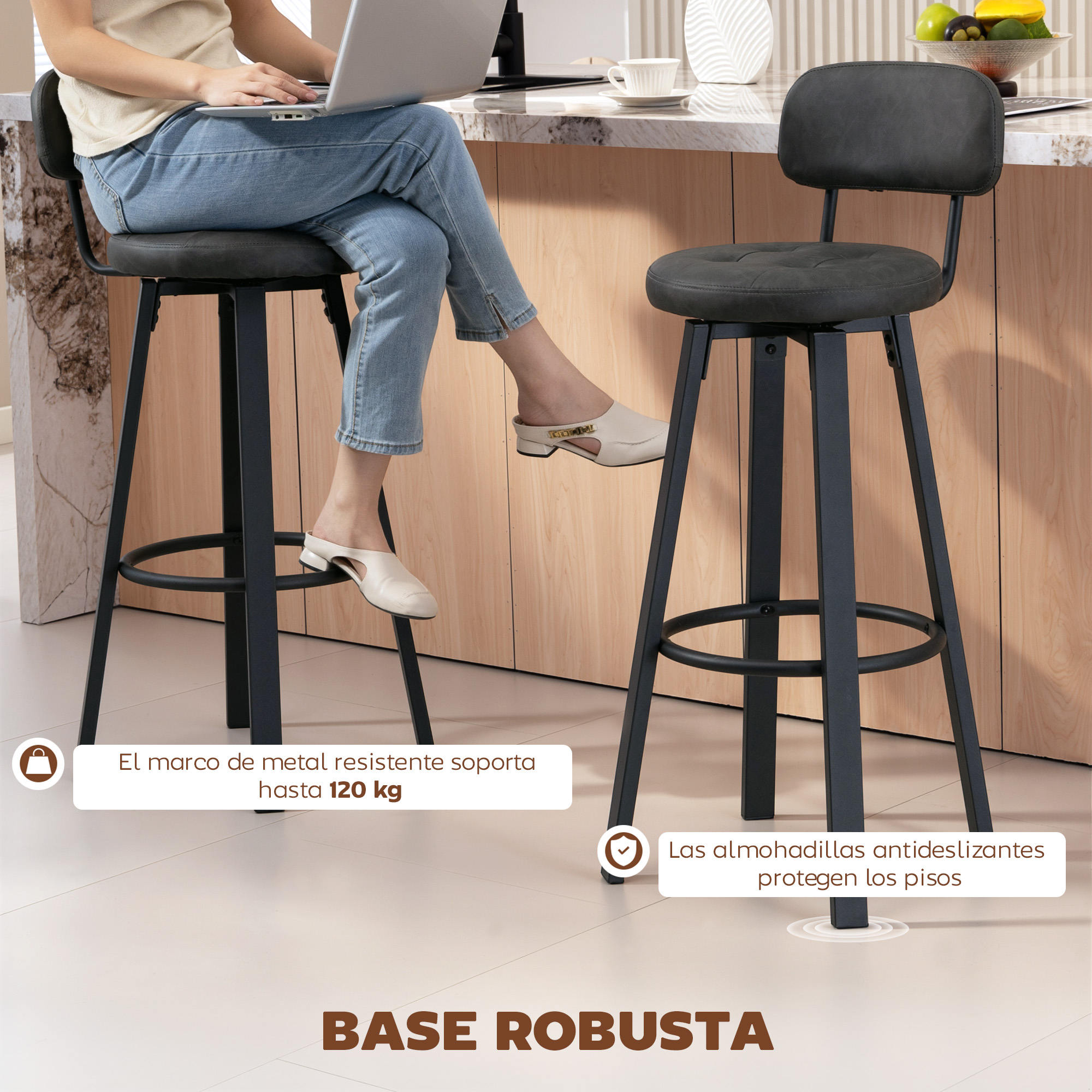 Una persona sentada en un taburete de bar negro frente a una barra de cocina. El taburete tiene un marco de metal.