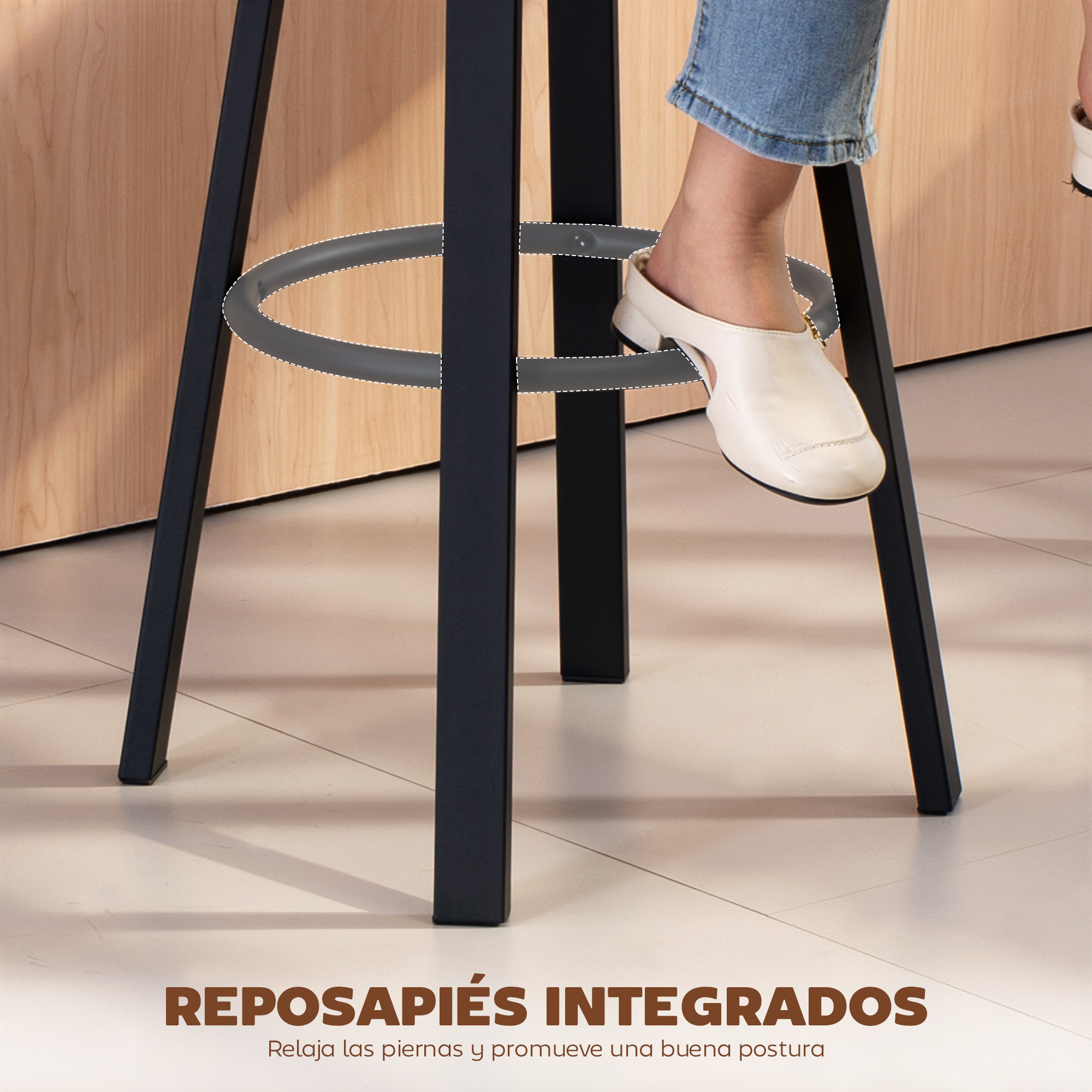 Una persona con zapatos blancos apoya el pie en un reposapiés de taburete metálico negro.