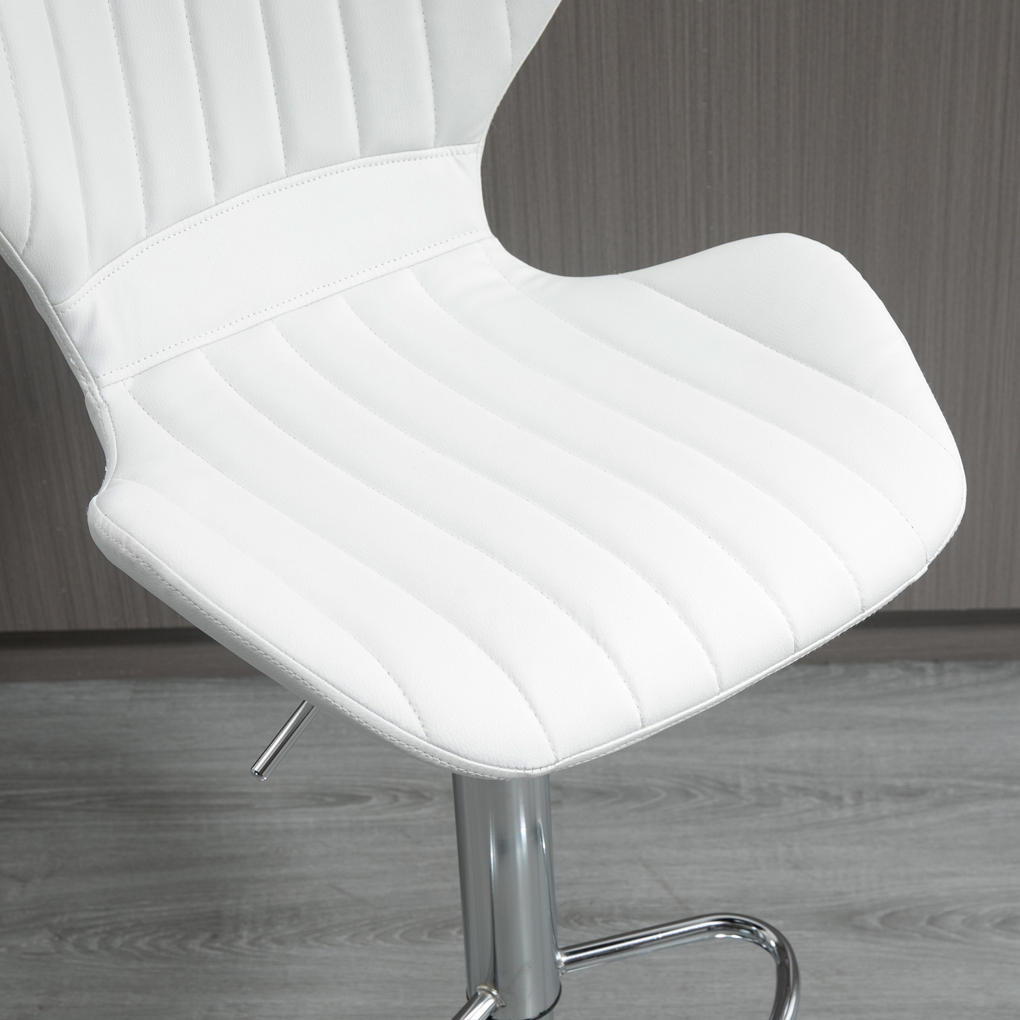 Silla blanca de cuero sintético con costuras y base cromada sobre suelo de madera.