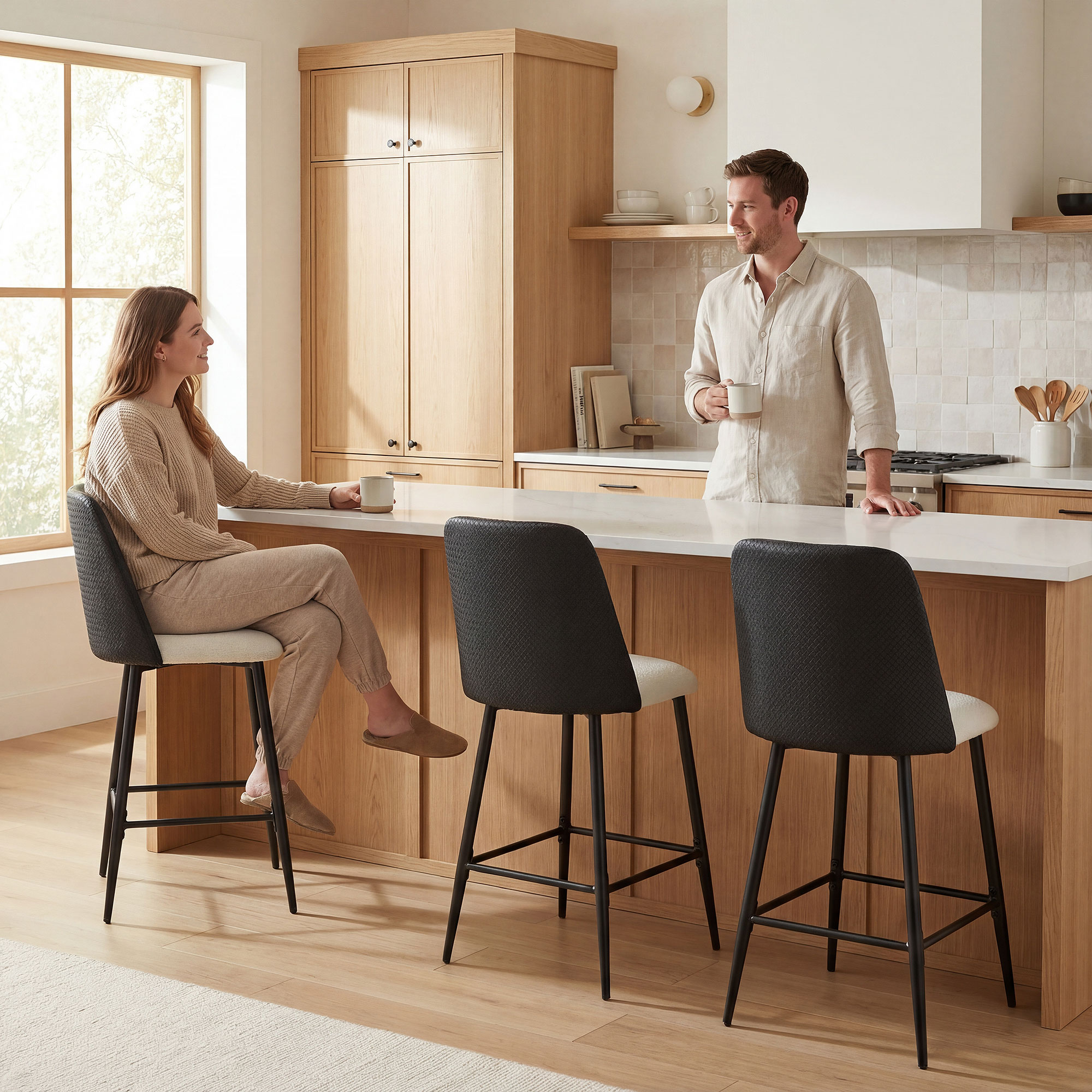 Un hombre y una mujer conversan en la barra de una cocina moderna.