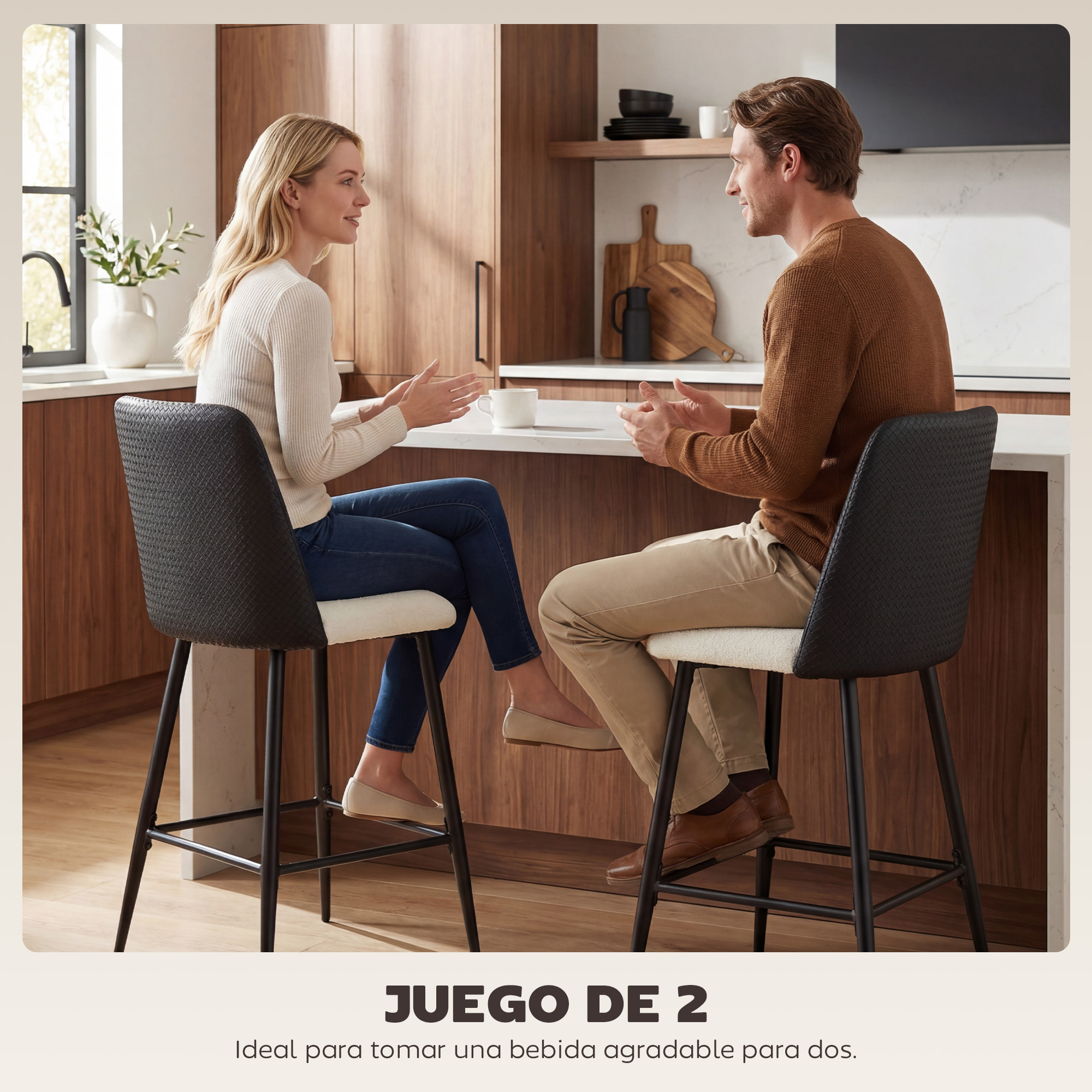 Un hombre y una mujer sentados en una barra de cocina, hablando.