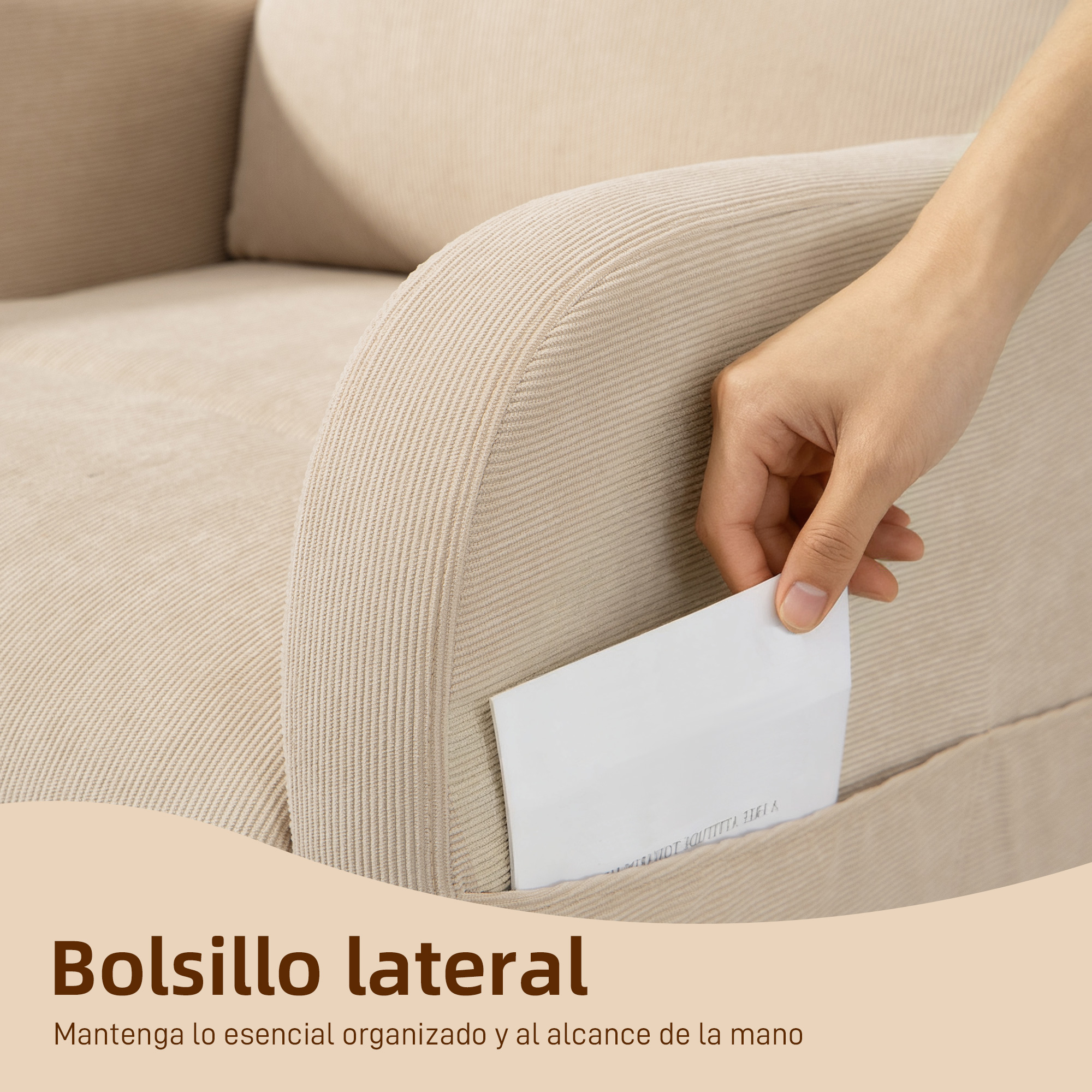 Una mano mete un sobre blanco en un bolsillo lateral de un sofá beige.