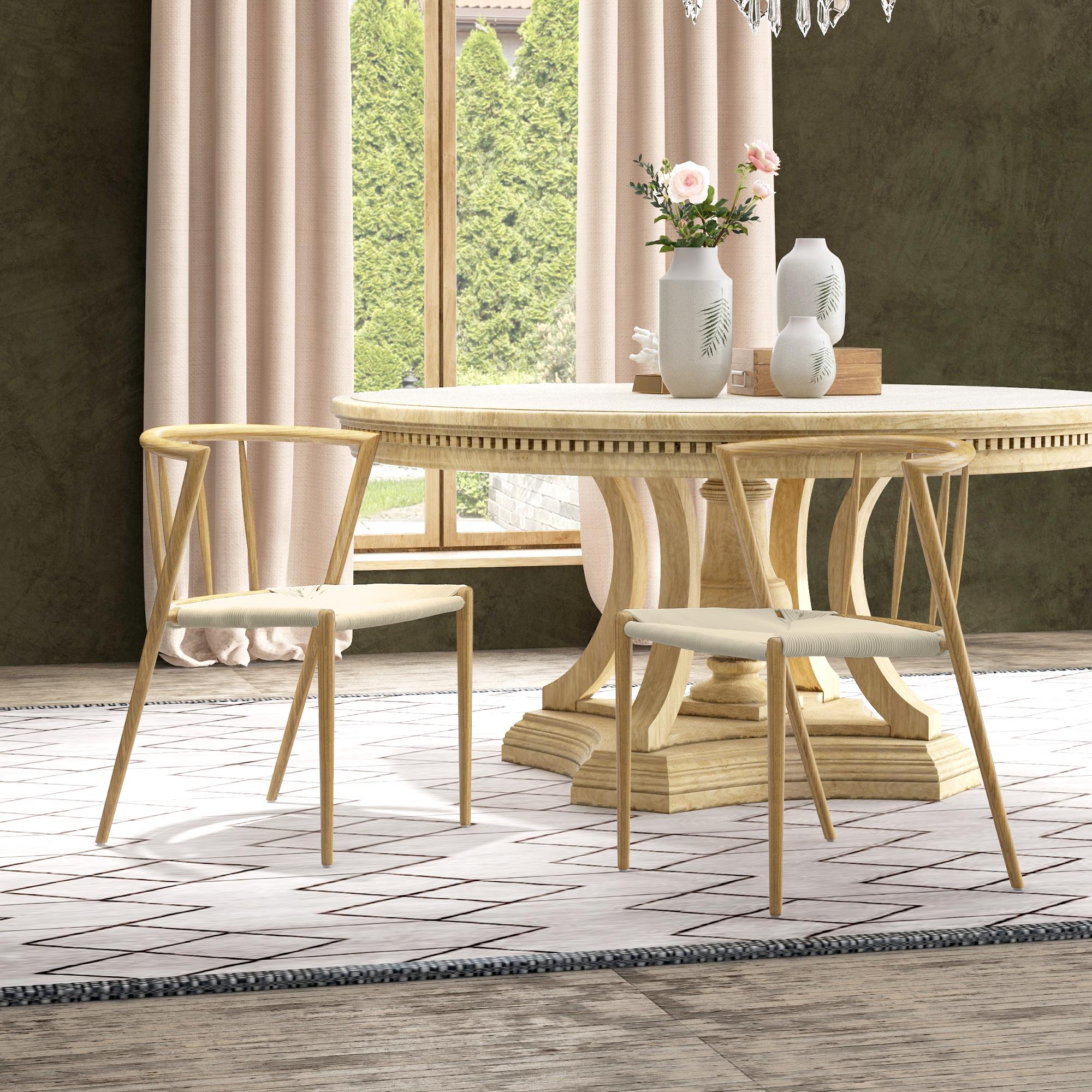 Una mesa redonda de madera con dos sillas de madera delante, decorada con jarrones y flores.