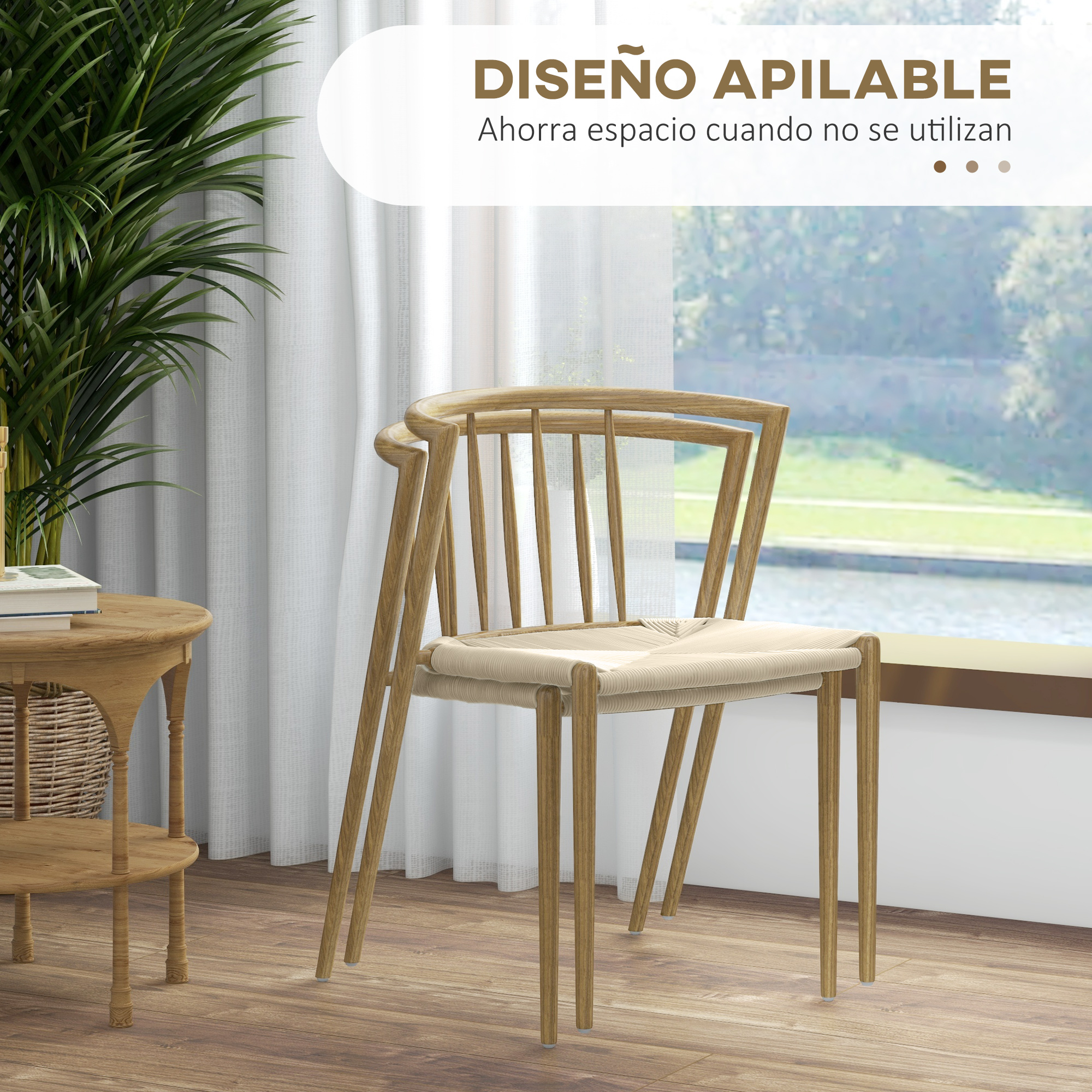 Una silla de madera con asiento tejido claro frente a una ventana con cortinas.
