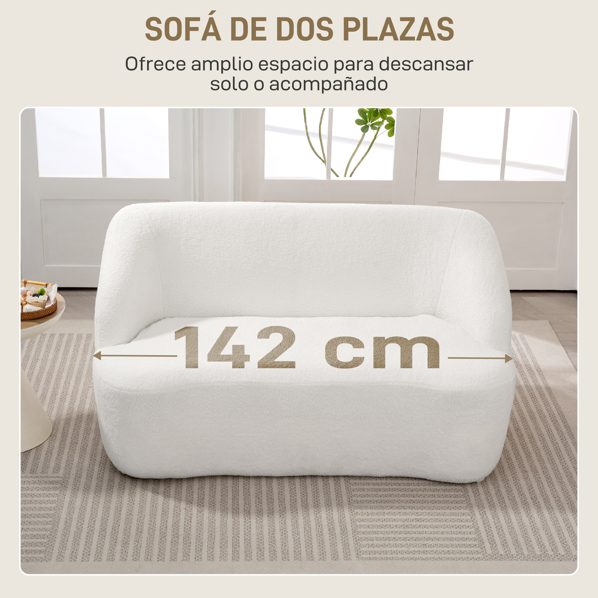 Un sofá blanco y mullido para dos plazas de 142 cm de ancho sobre una alfombra.