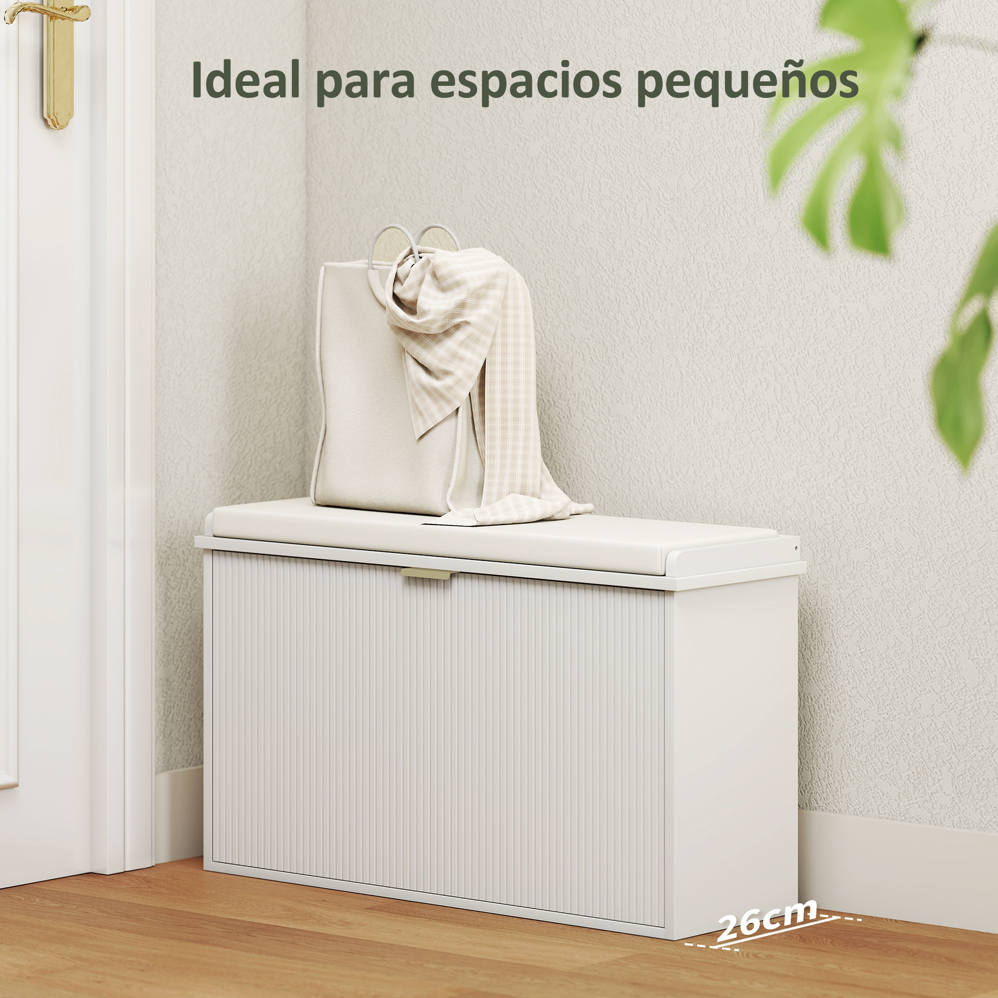 Un zapatero blanco con asiento acolchado junto a una puerta.
