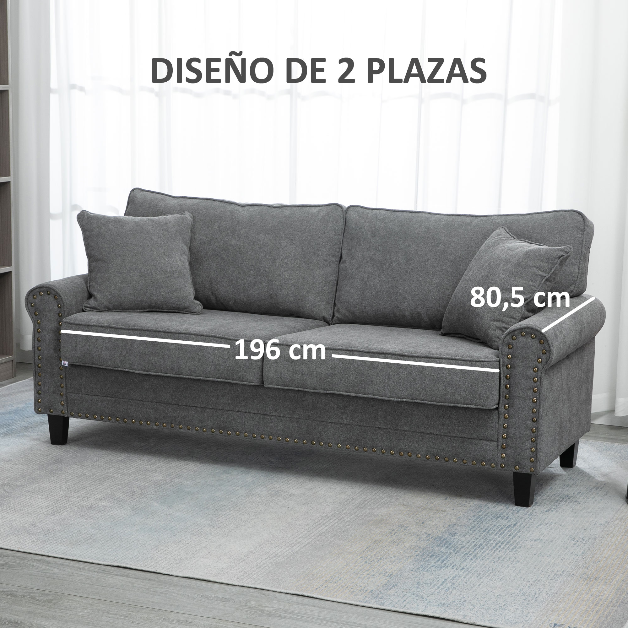 Sofá gris de dos plazas con tachuelas decorativas. Largo 196 cm, alto 80,5 cm.