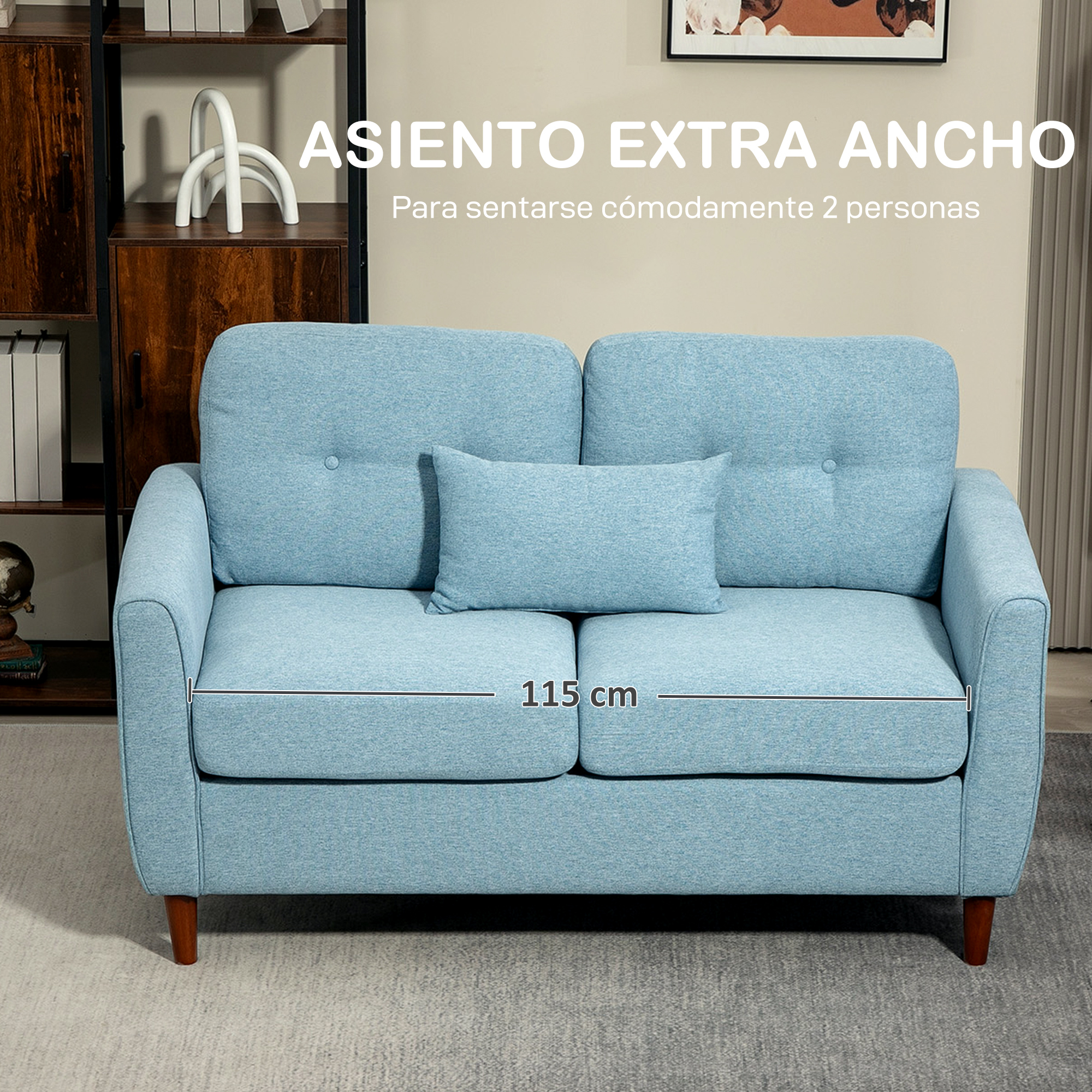 Un sofá azul claro de dos plazas con un cojín, de 115 cm de ancho.