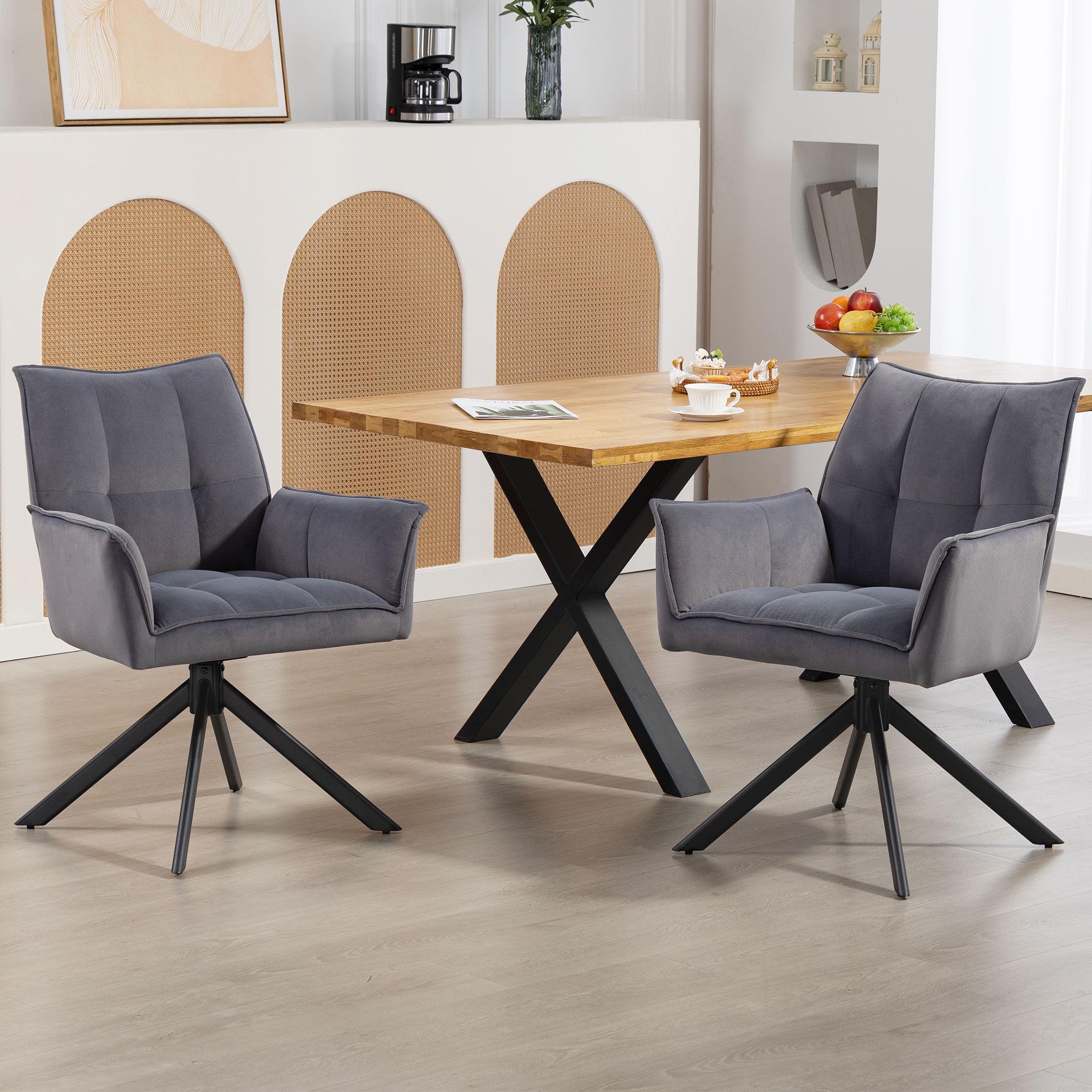 Dos sillas giratorias grises están alrededor de una mesa de comedor de madera.