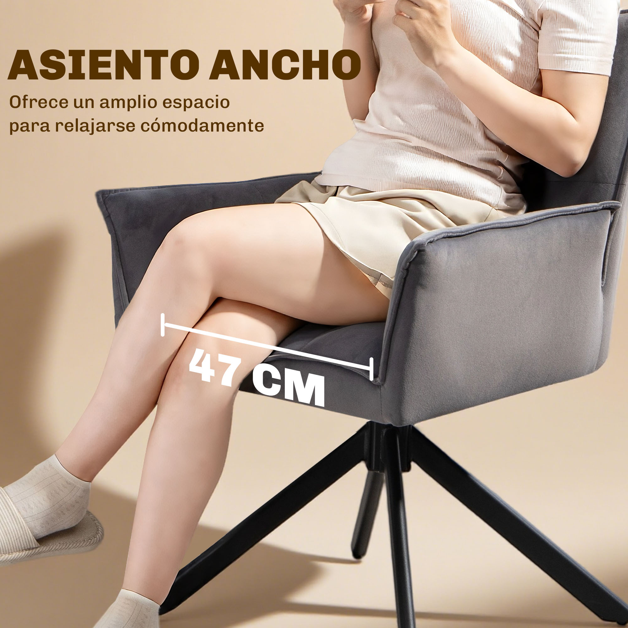 Una persona sentada en un sillón gris ancho. El ancho del asiento es de 47 cm.