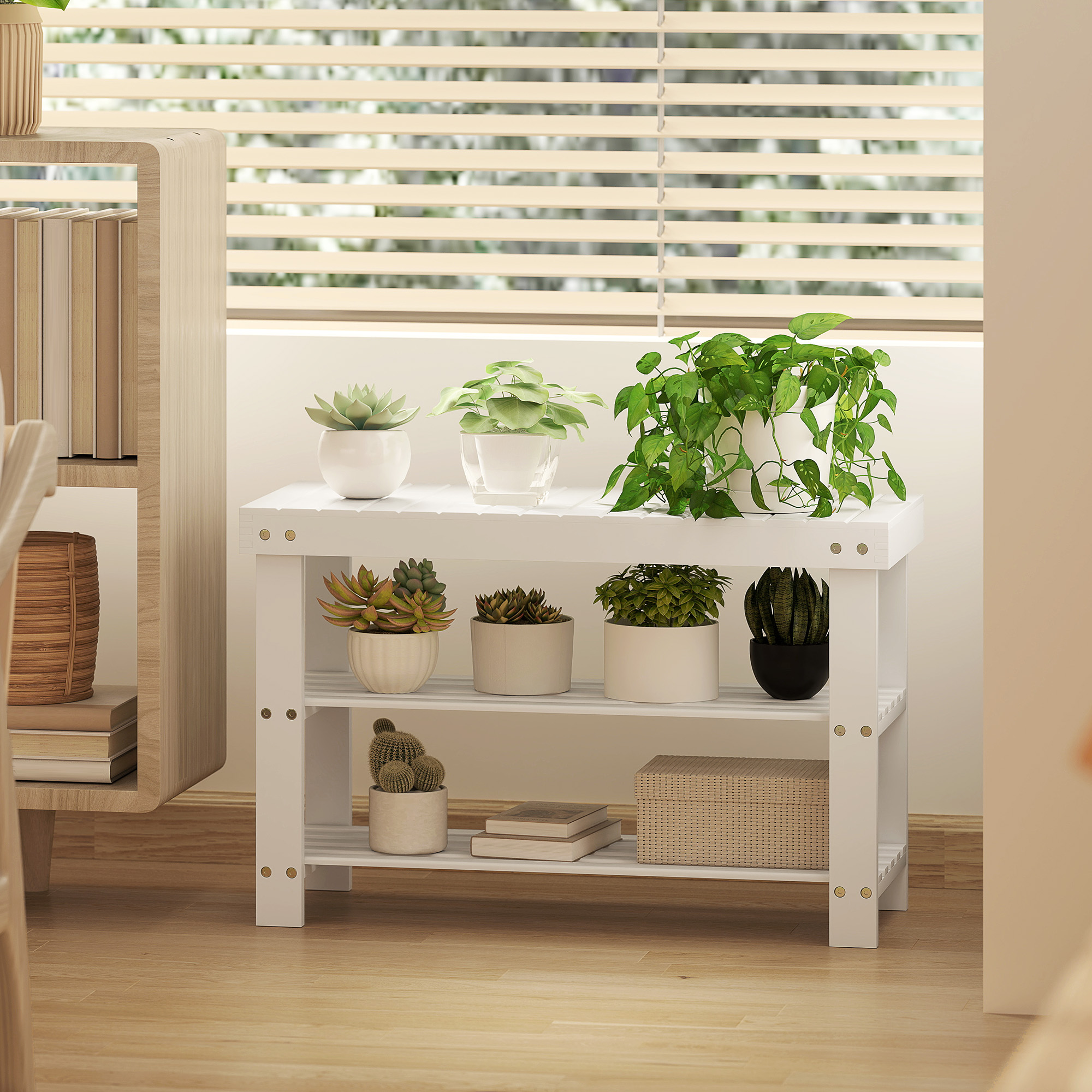 Un estante blanco con varias plantas, libros y una cesta.