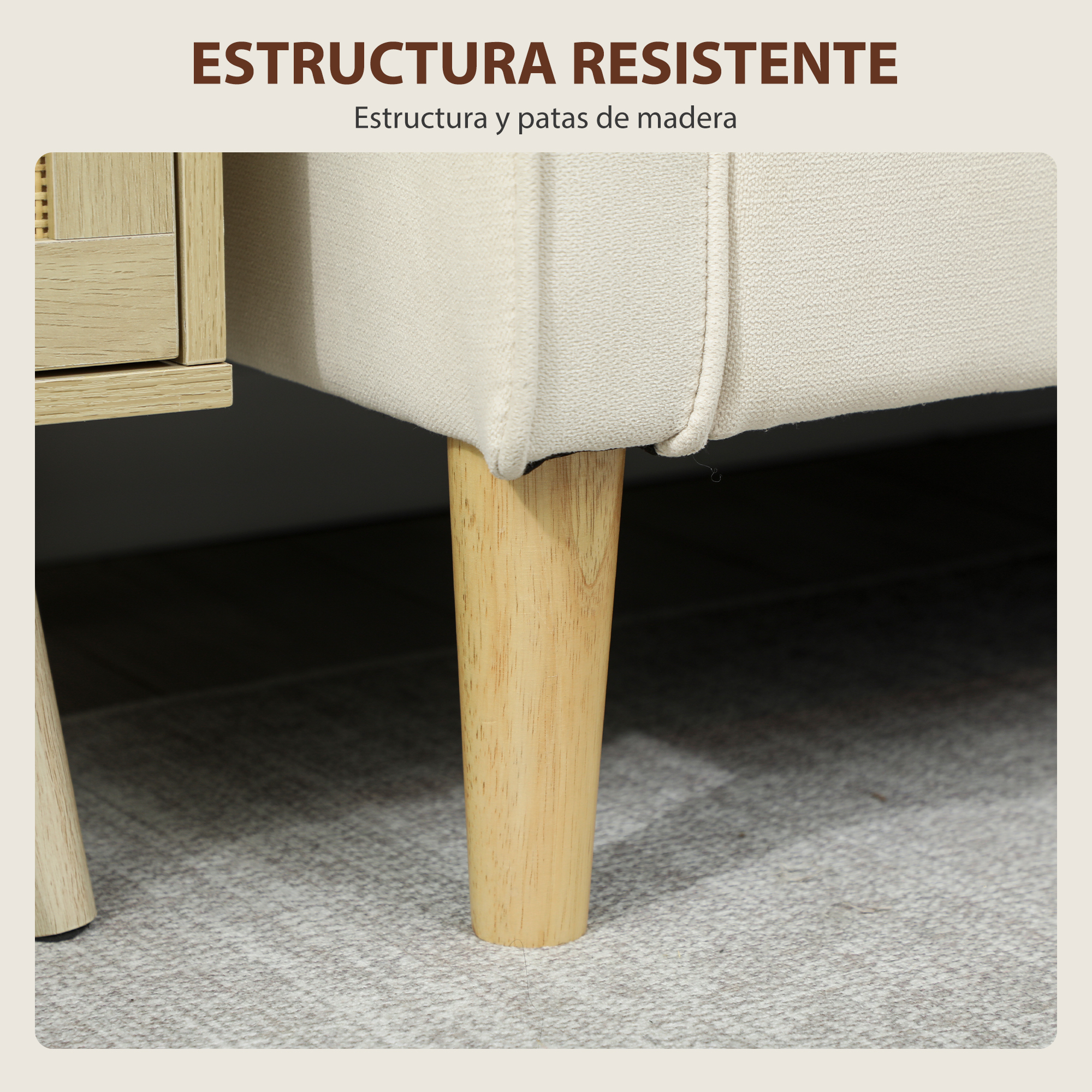Primer plano de una pata de mueble de madera clara sobre una alfombra gris.