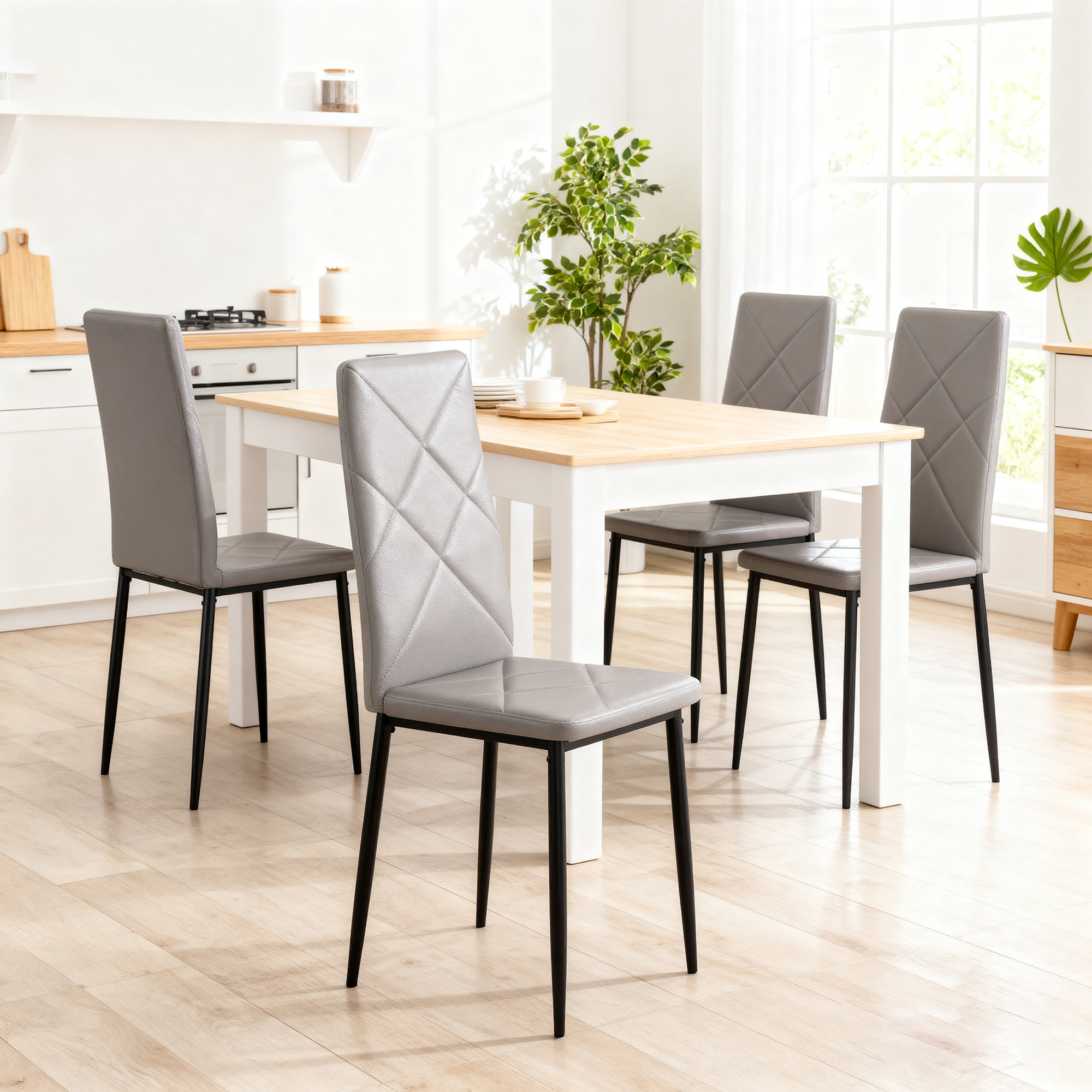 Un comedor luminoso con mesa de madera y cuatro sillas grises.