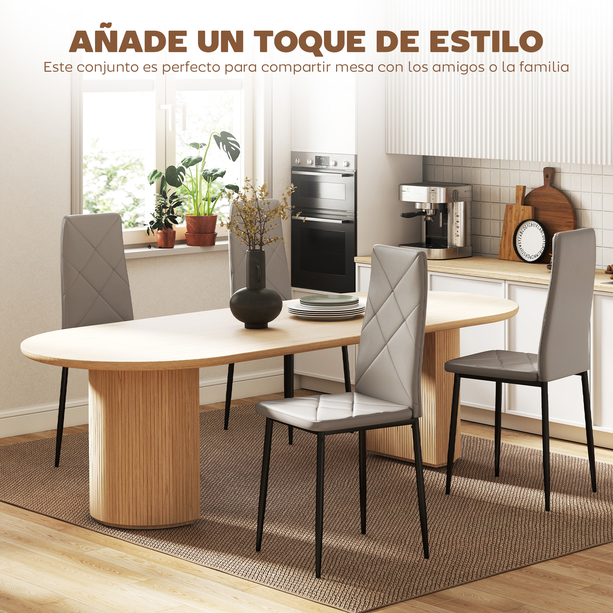 Una mesa de madera con cuatro sillas grises en una cocina con electrodomésticos.
