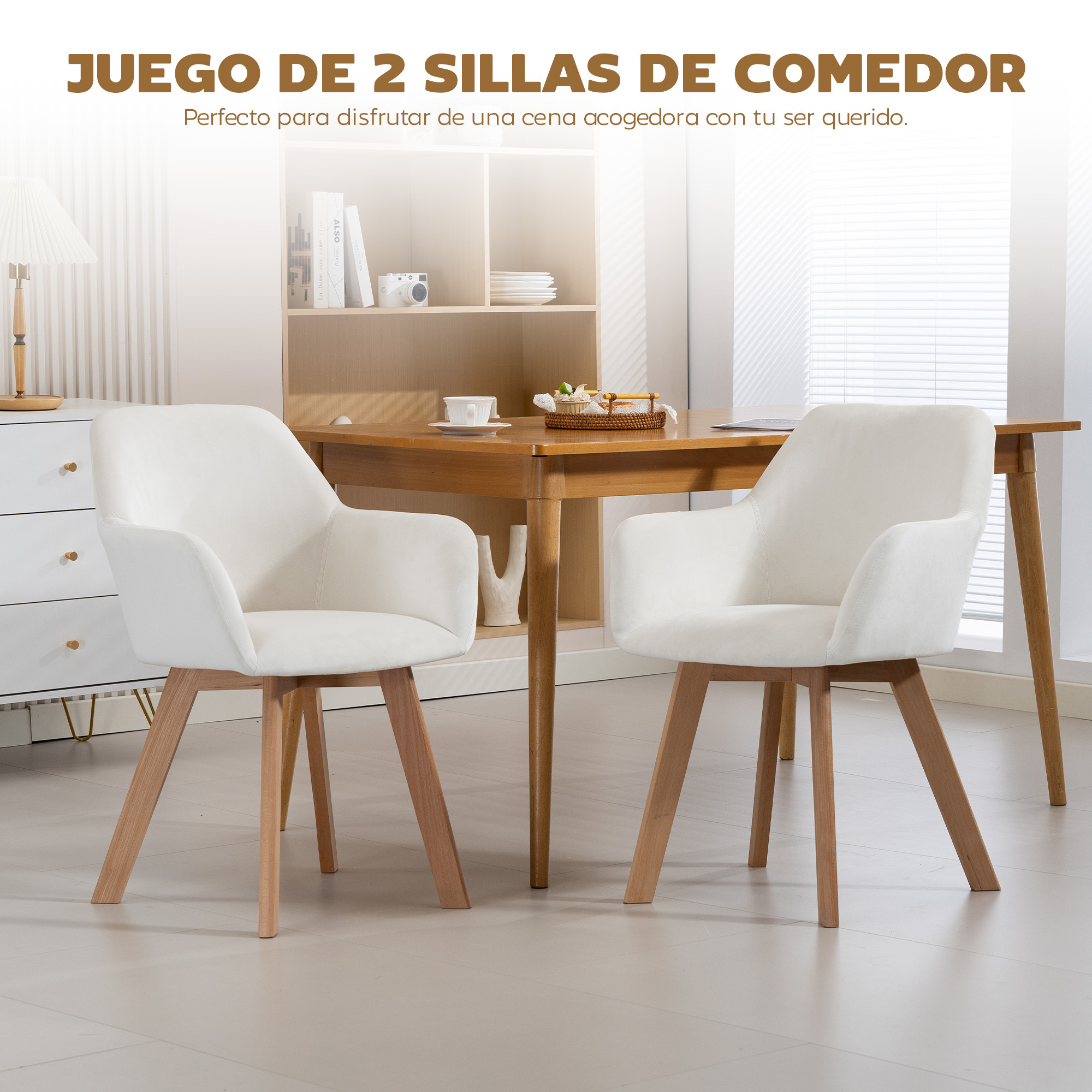 Dos sillas de comedor blancas con patas de madera junto a una mesa.