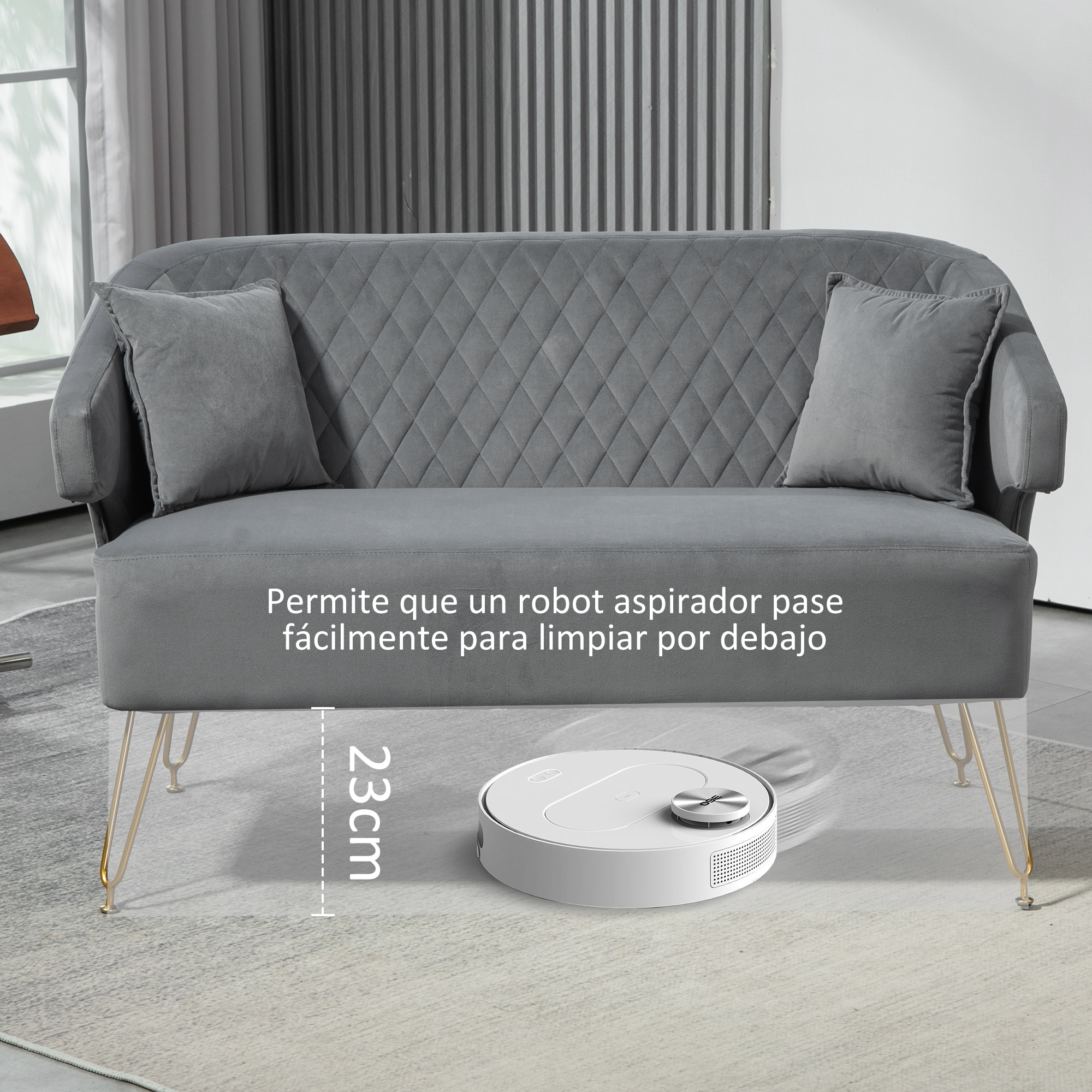 Sofá gris con rombos y dos cojines, con un robot aspirador debajo.