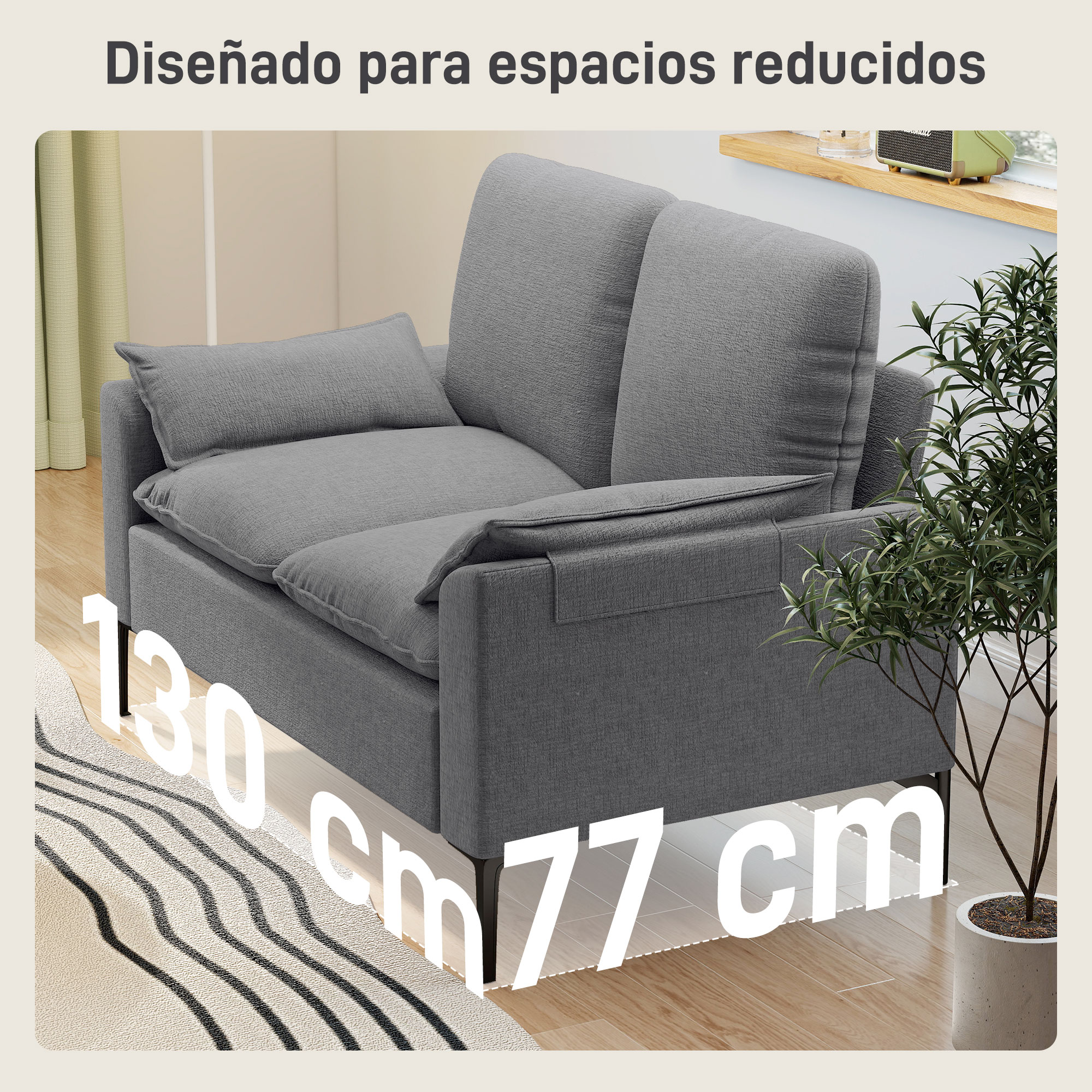 Sofá gris con cojines, medidas 130x77cm, junto a planta.