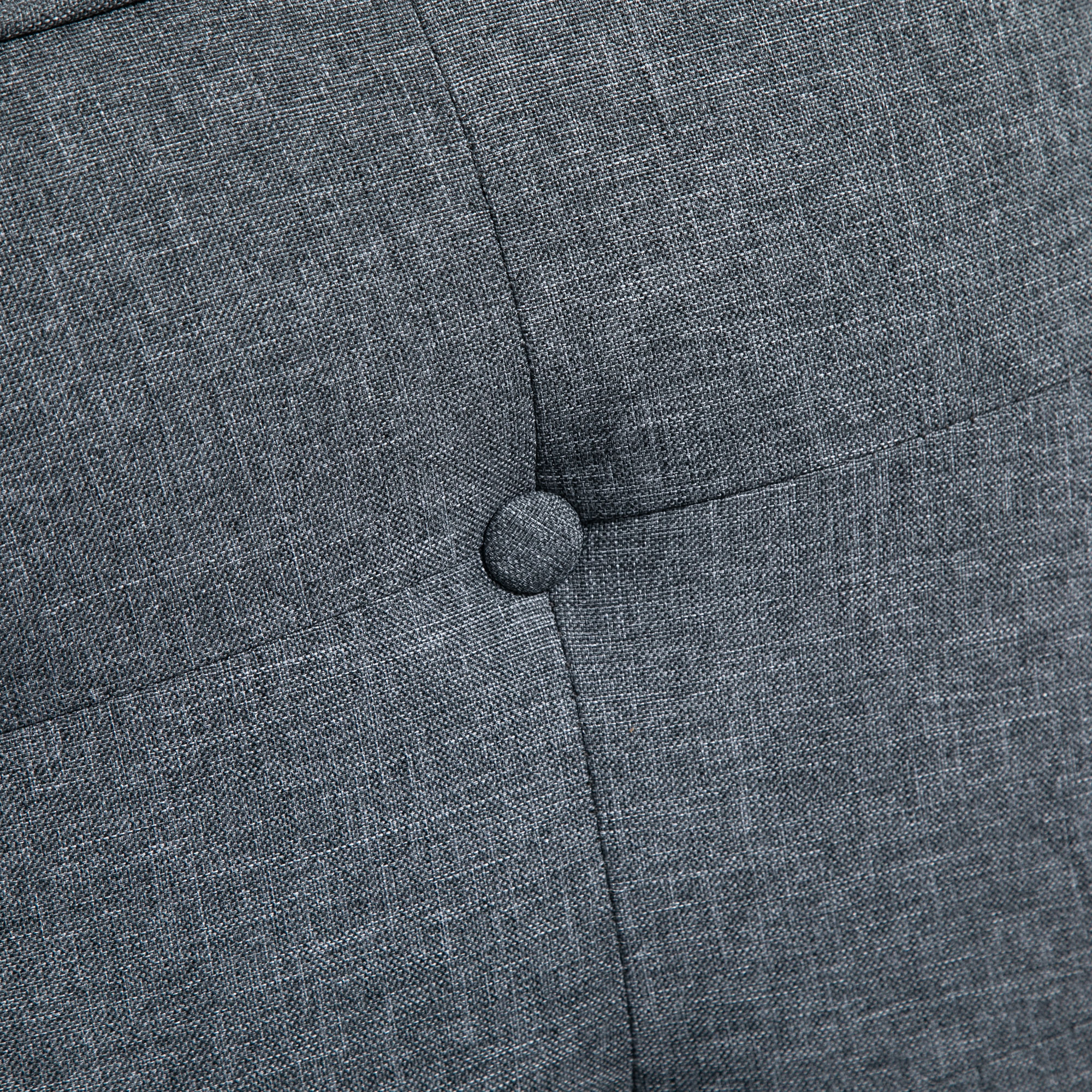 Primer plano de tela gris con un botón. La textura está tejida finamente.