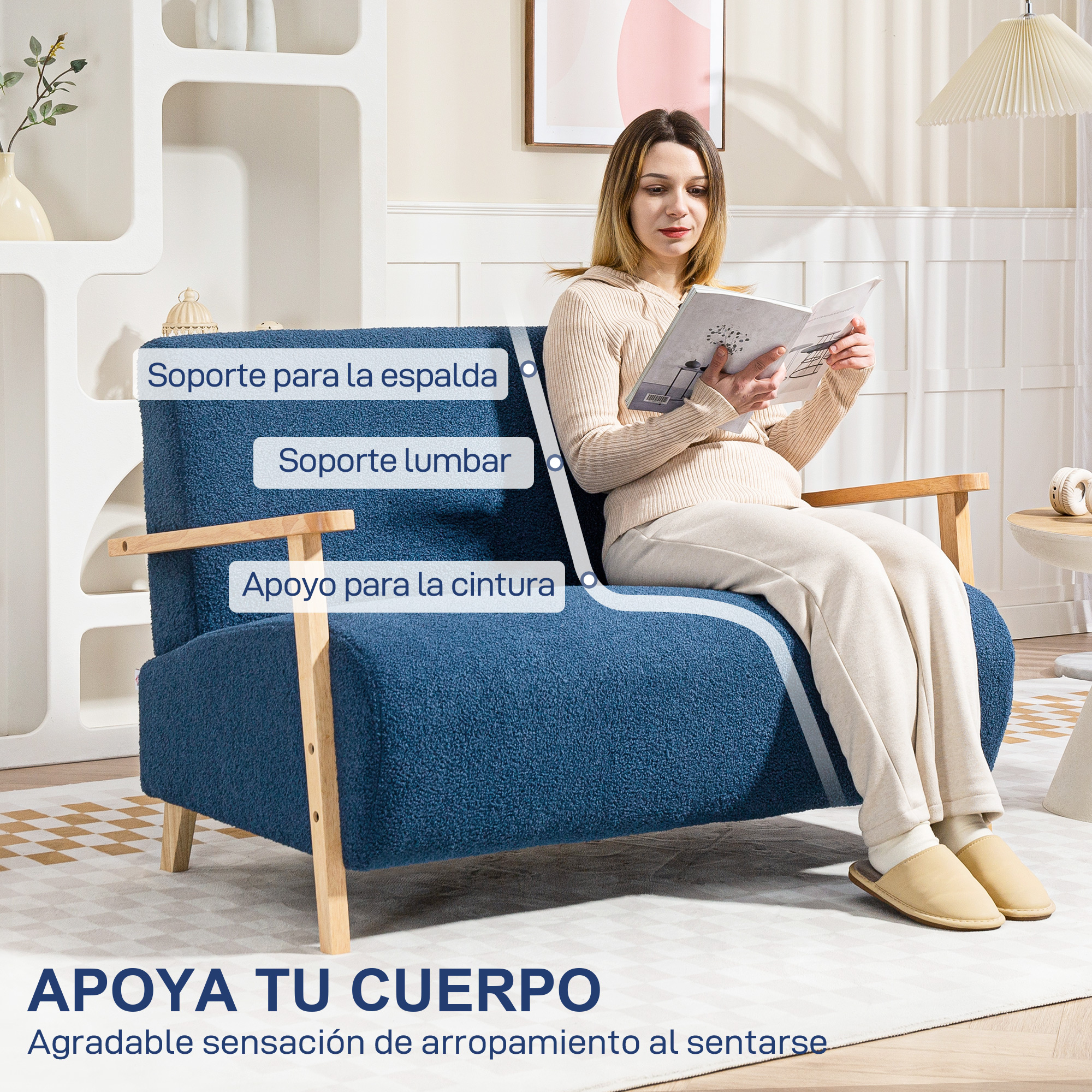Una mujer lee un libro en un sofá azul con reposabrazos de madera.