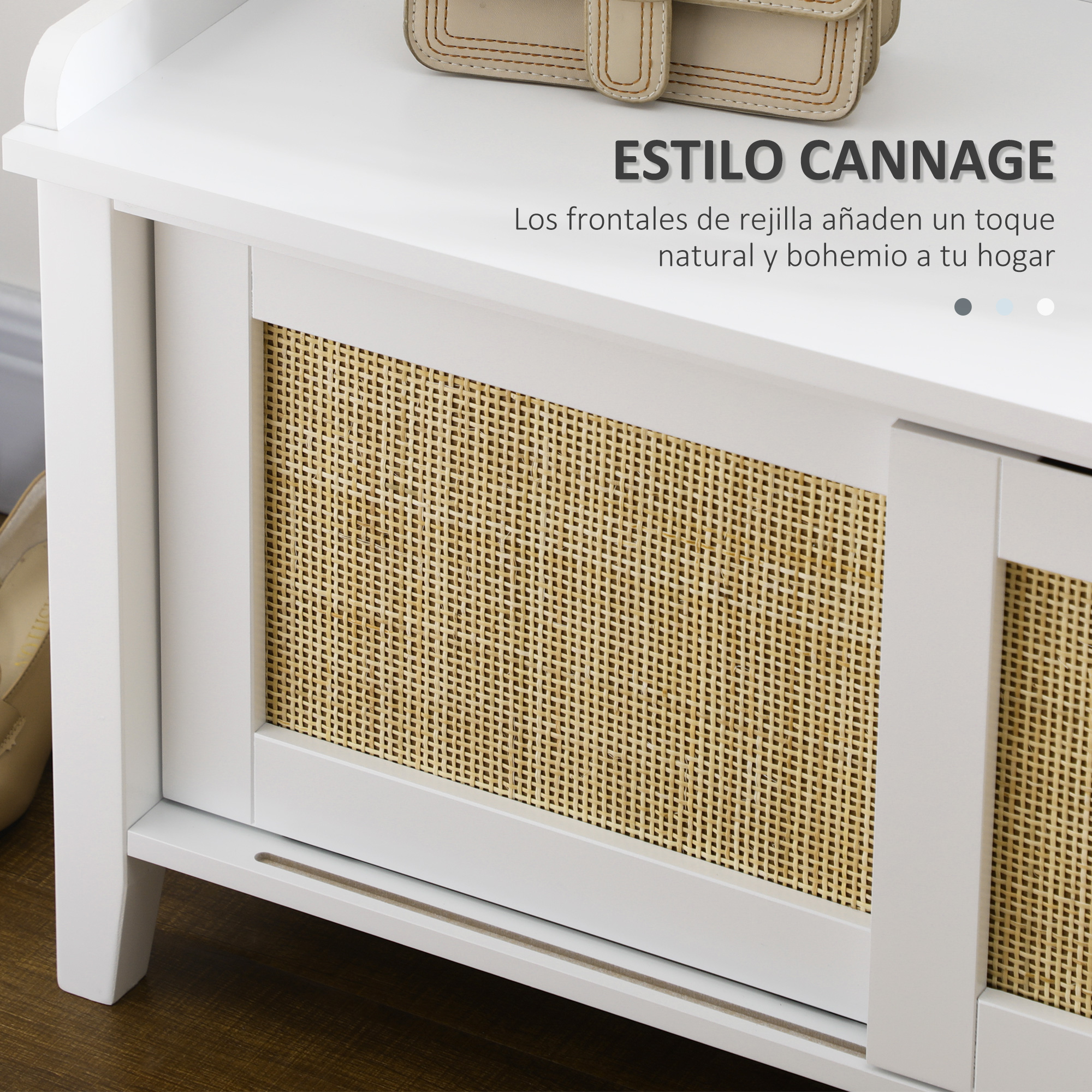 Mueble blanco con inserciones de mimbre y un bolso beige encima.