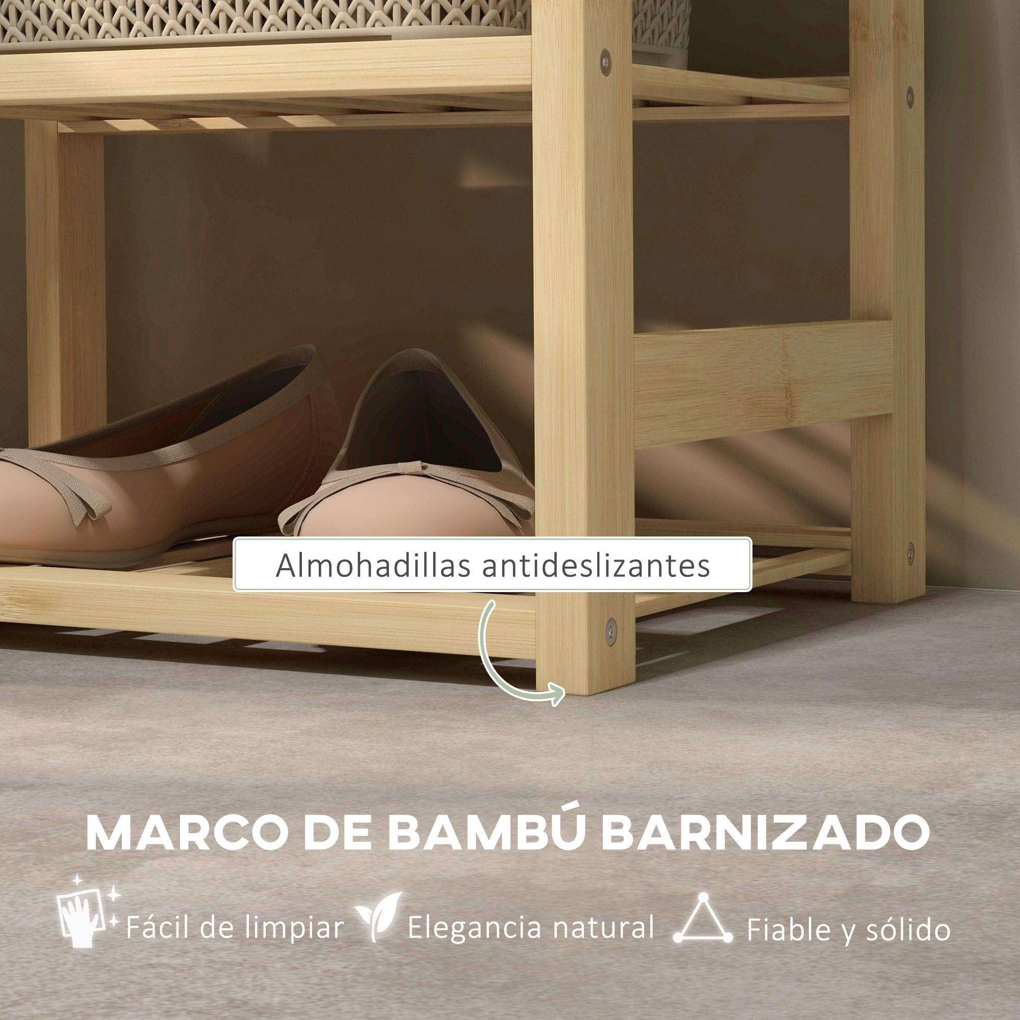 Zapatero de madera con dos pares de zapatos y etiquetas.