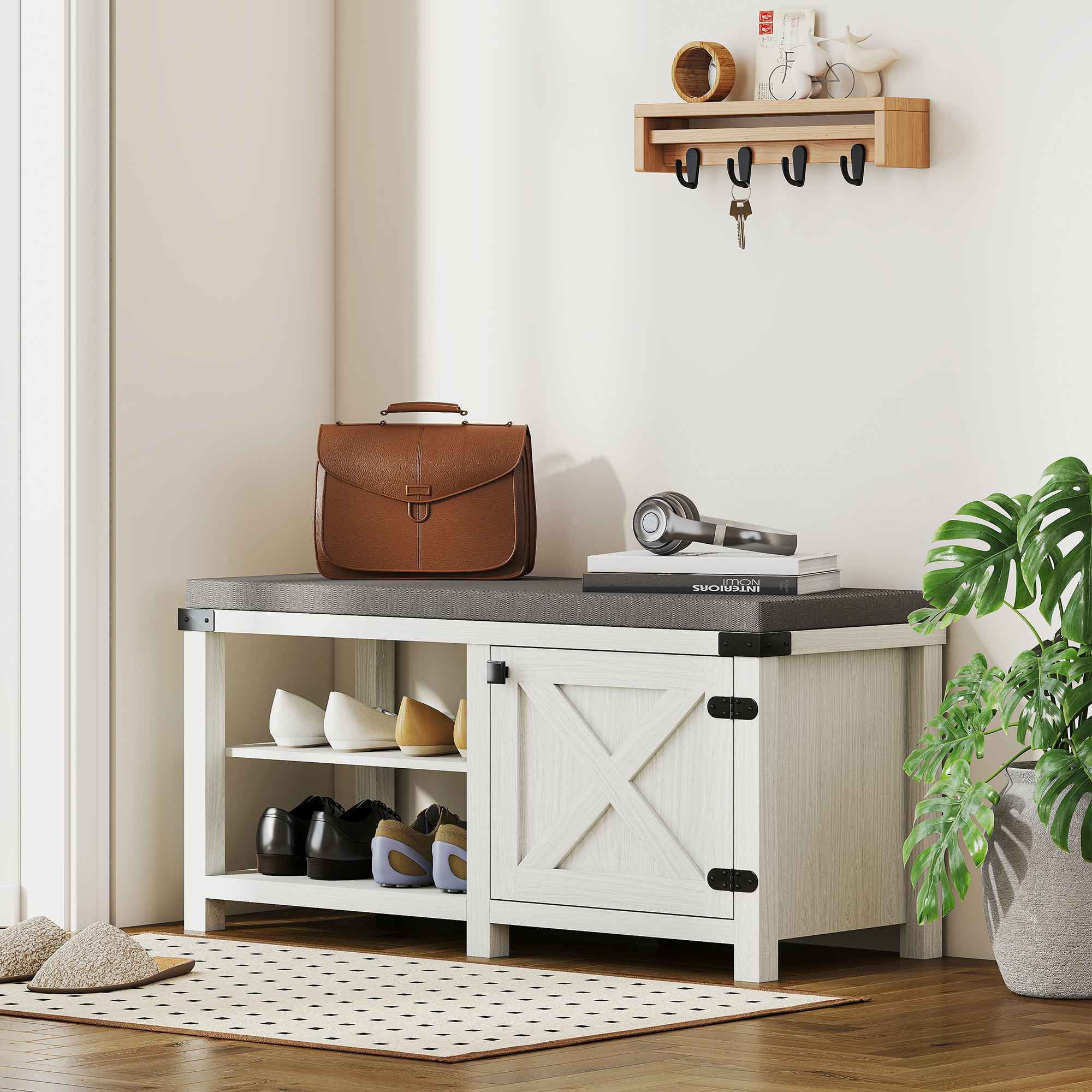 Banco de madera con zapatero, maletín marrón, libros, planta y perchero.