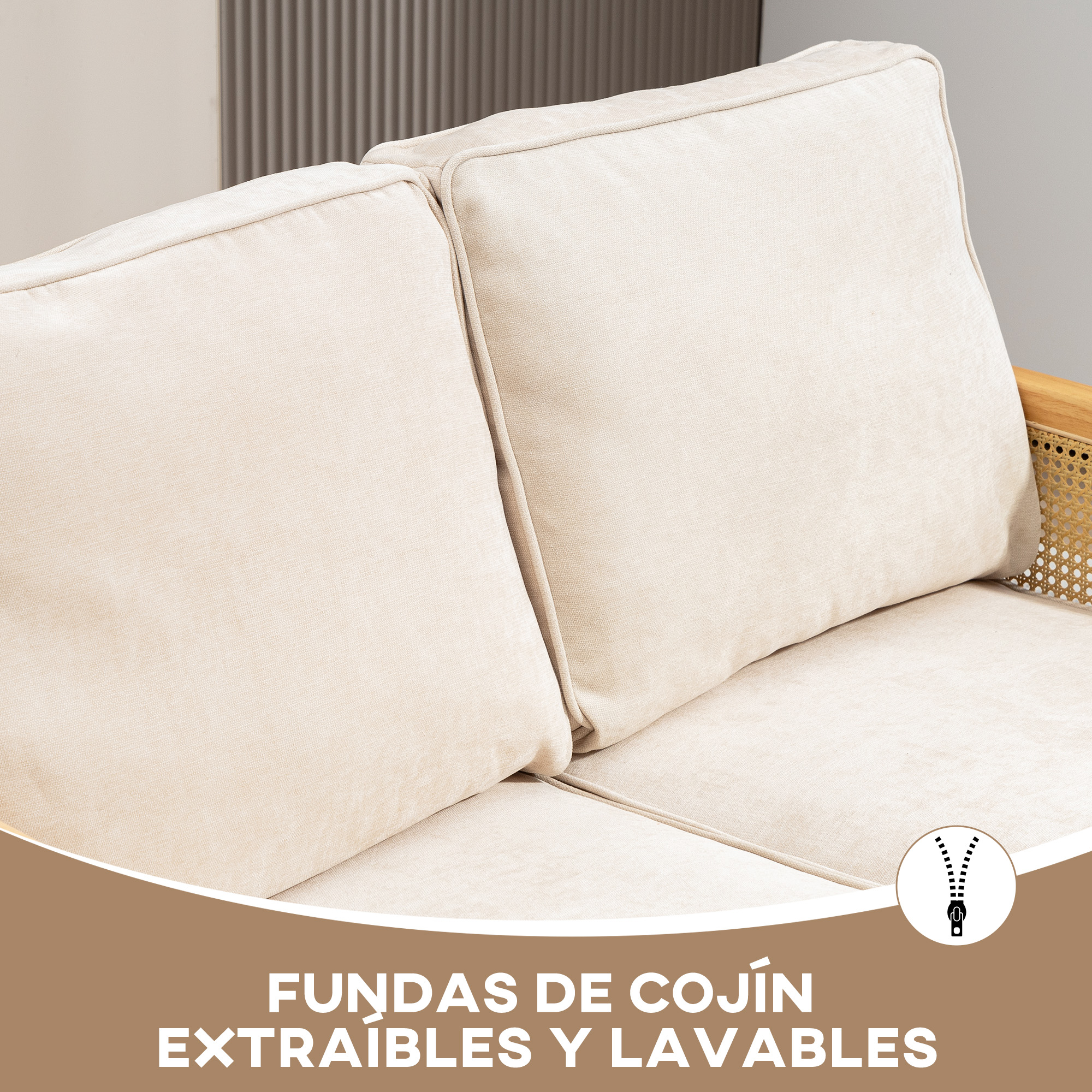 Cojines color crema en un sofá con marco de madera y respaldo de ratán.
