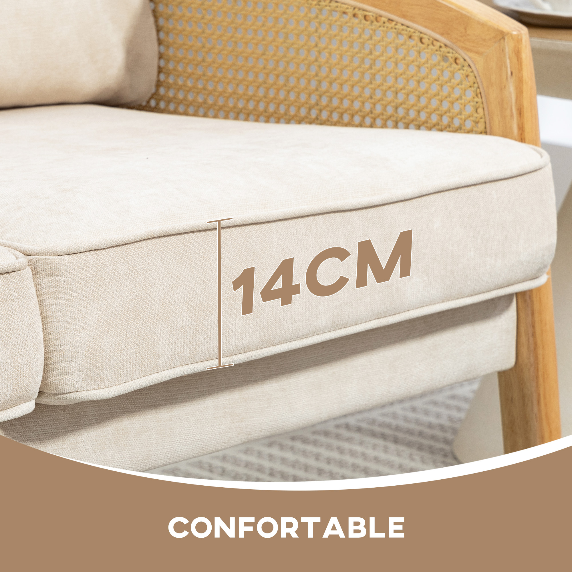 Un sillón beige con acolchado de 14 cm y respaldo de ratán.
