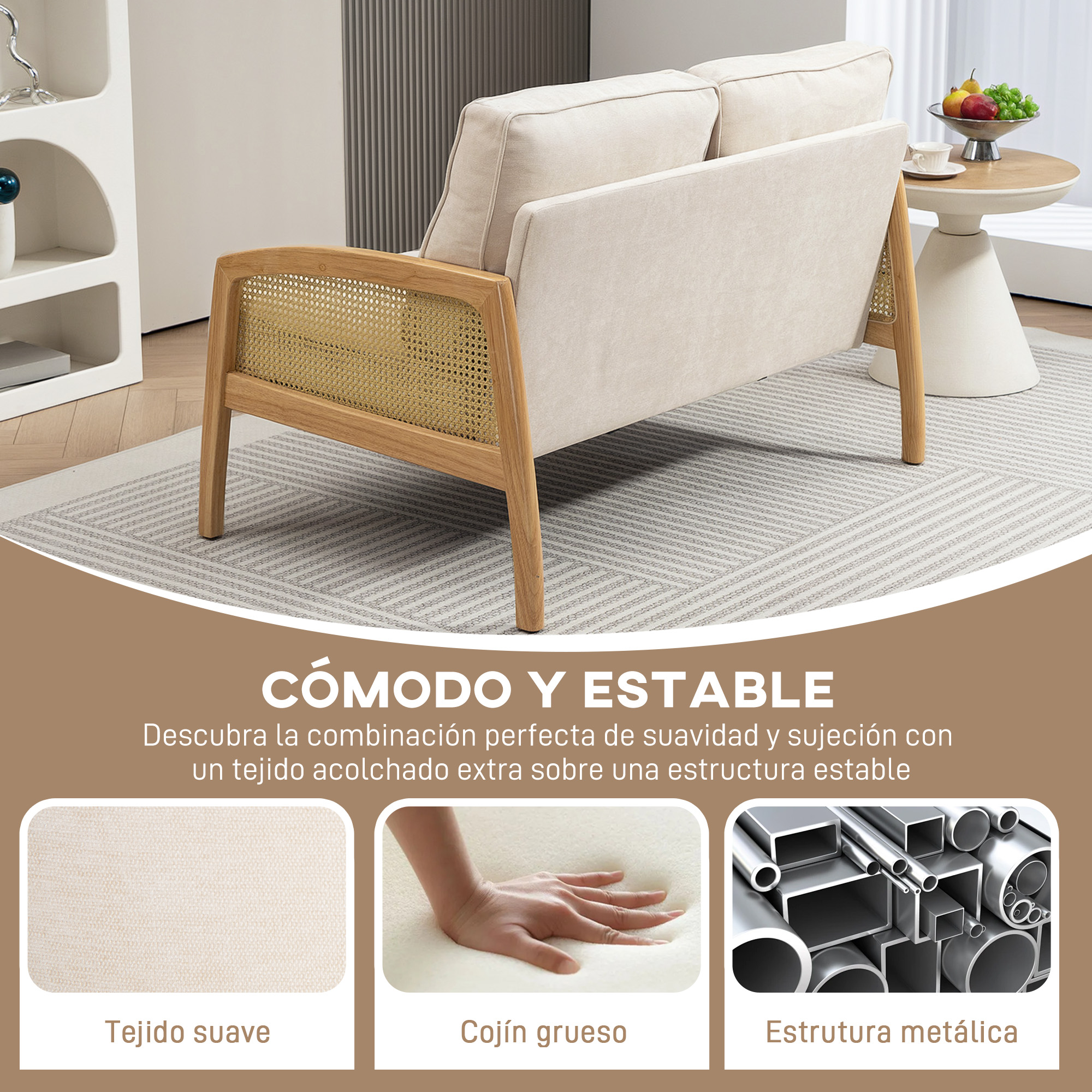 Sofá de tela beige con marco de madera sobre alfombra. Mesa auxiliar con fruta cerca.
