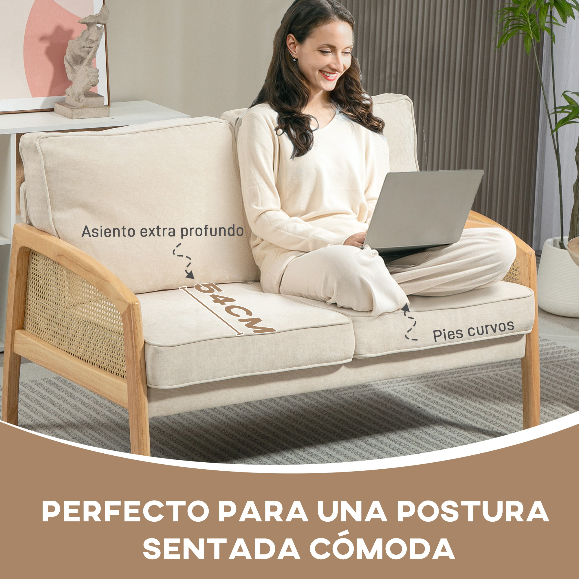 Mujer sentada en sofá beige con portátil. Marco de madera, detalles de ratán.