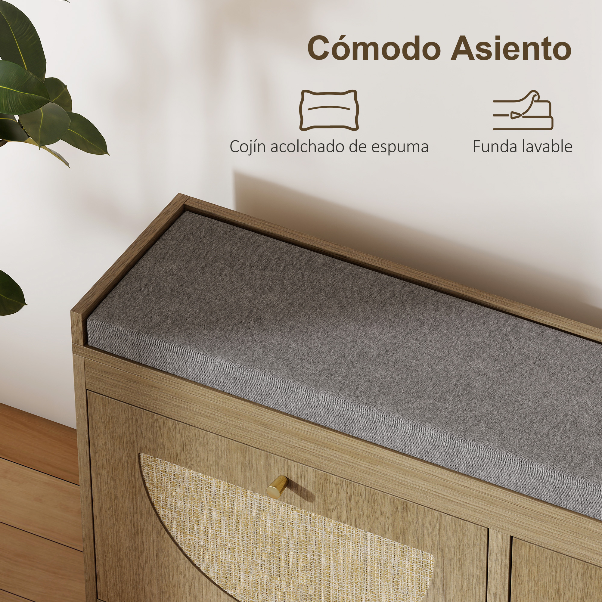Armario de madera con cojín gris y panel frontal decorativo.