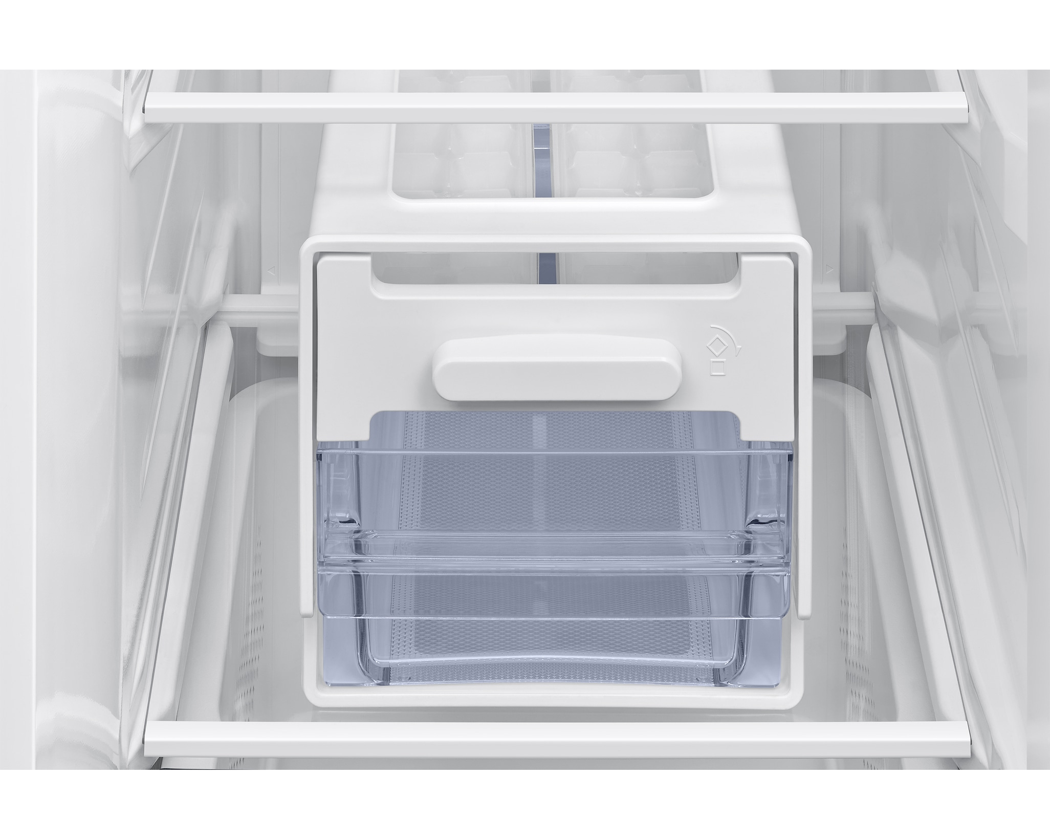 Białe wnętrze zamrażarki z kostkarką i przezroczystymi szufladami.