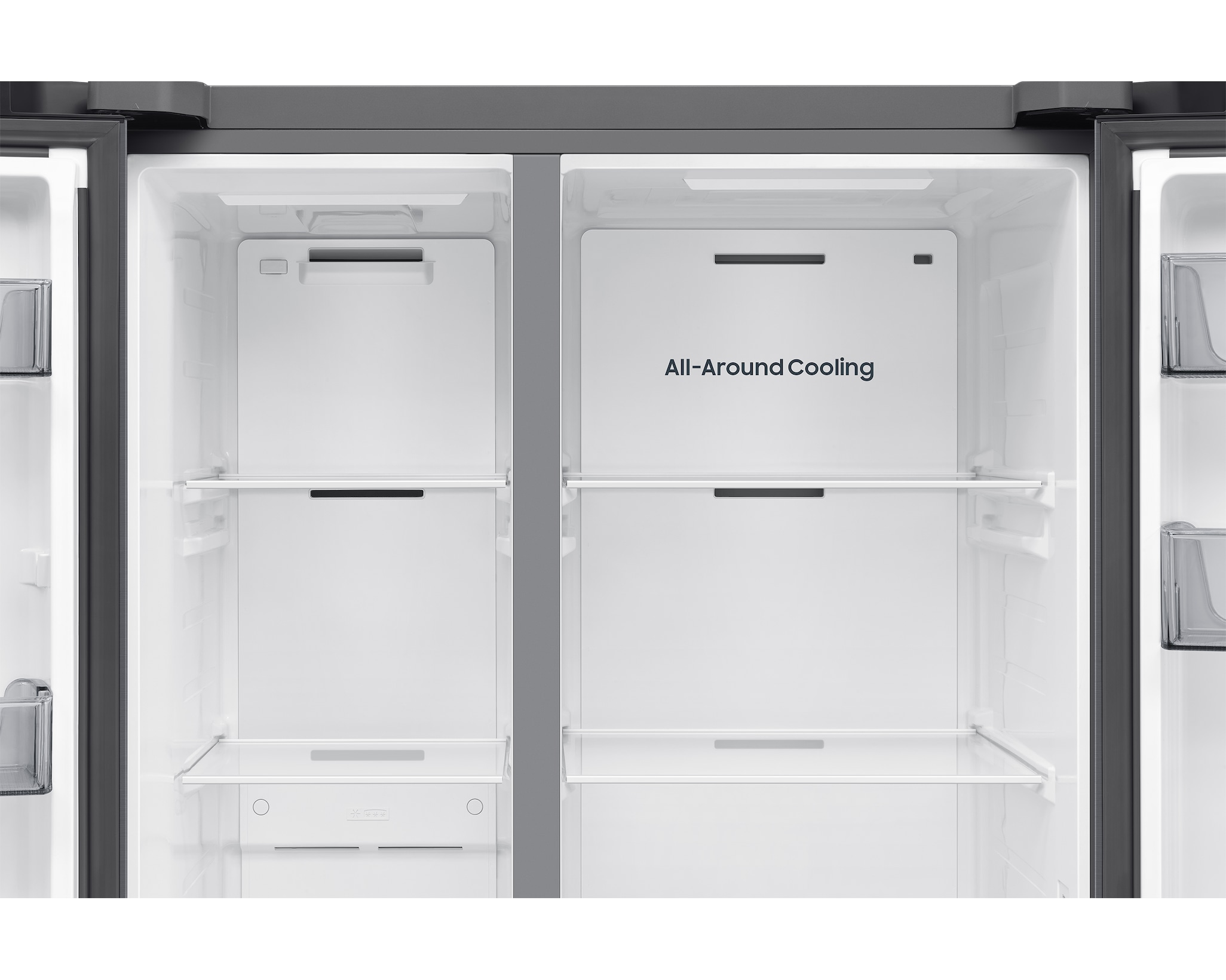 Puste białe komory lodówki z półkami i balkonami.