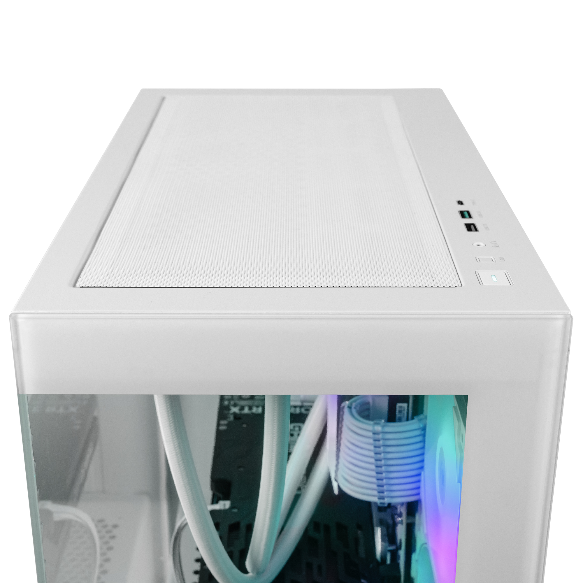 Weißes PC-Gehäuse mit Glasseitenteil, zeigt interne Komponenten und RGB-Beleuchtung.