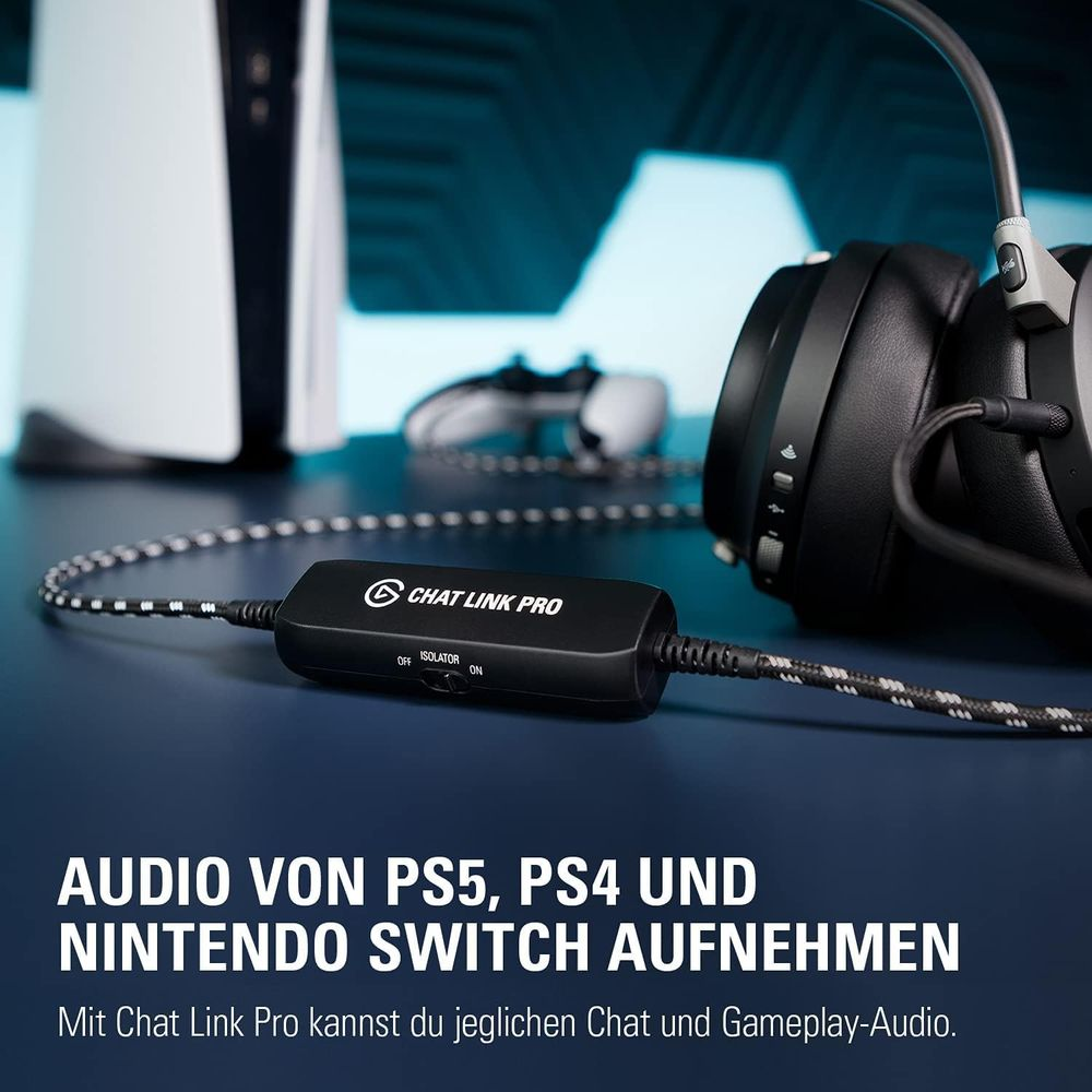 Accessori da gioco: cuffie, Chat Link Pro, PS5 e controller su tavolo scuro.