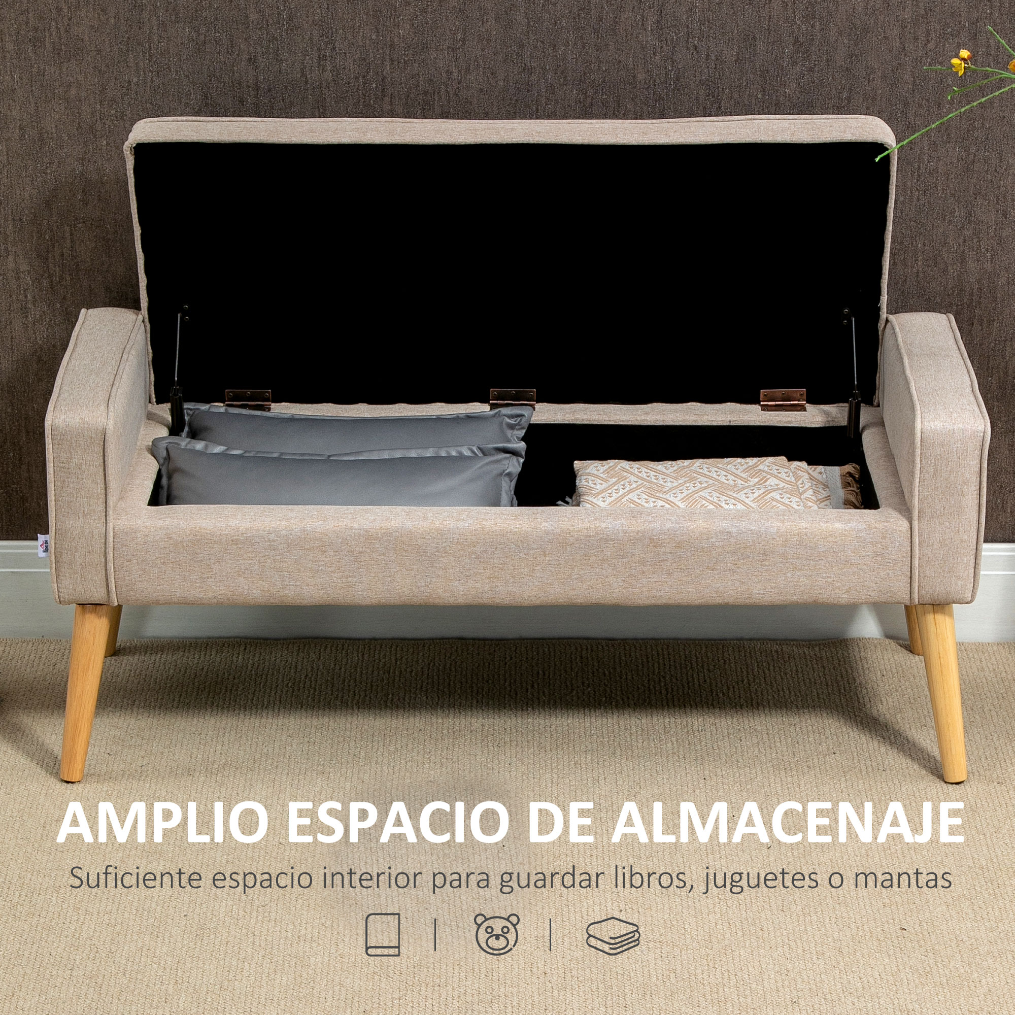 Banco de almacenamiento beige con tapa abierta, mostrando cojines y manta.