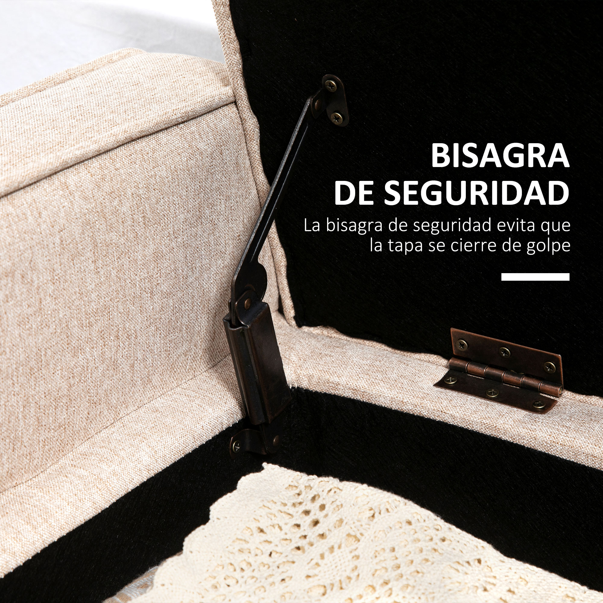 Mueble de tela beige con tapa abierta, mostrando detalle de bisagra.