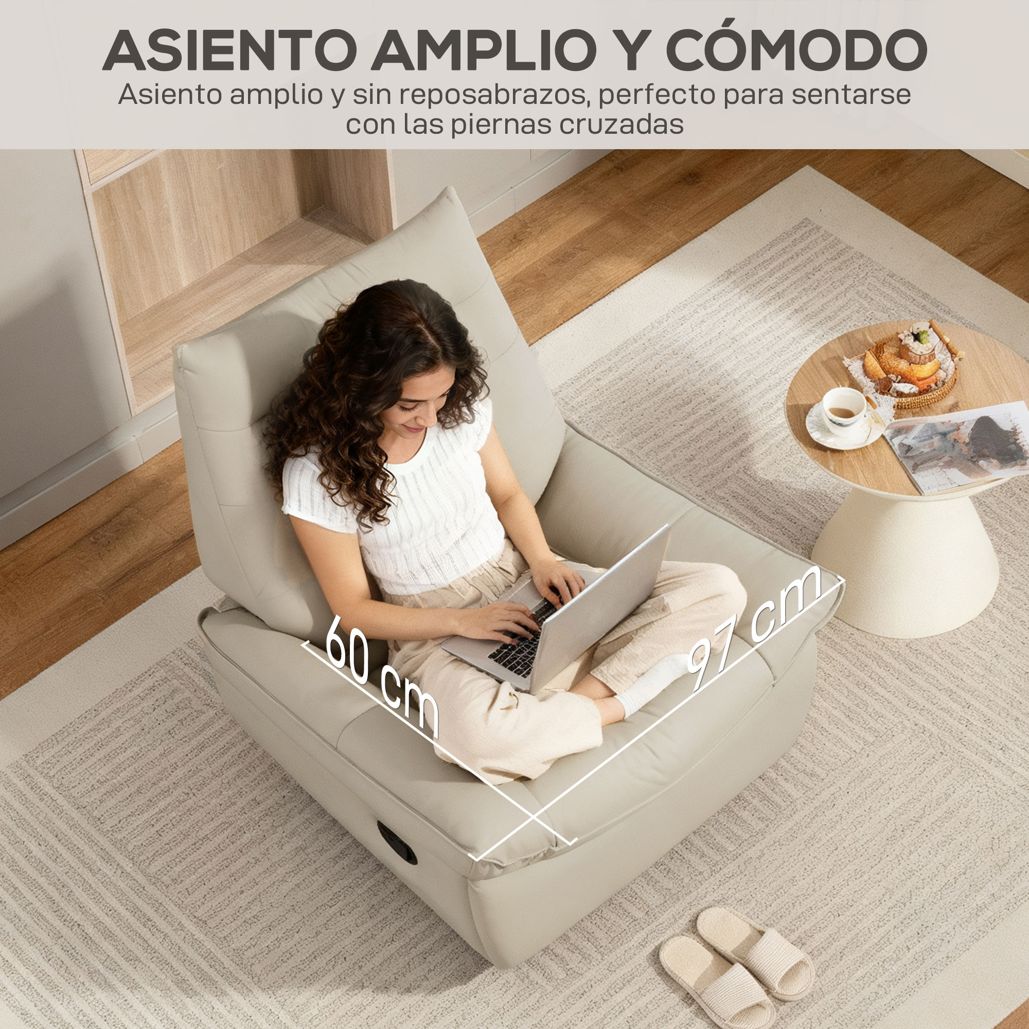 Una mujer sentada en un sillón beige usando una laptop. Una mesa pequeña a su lado.