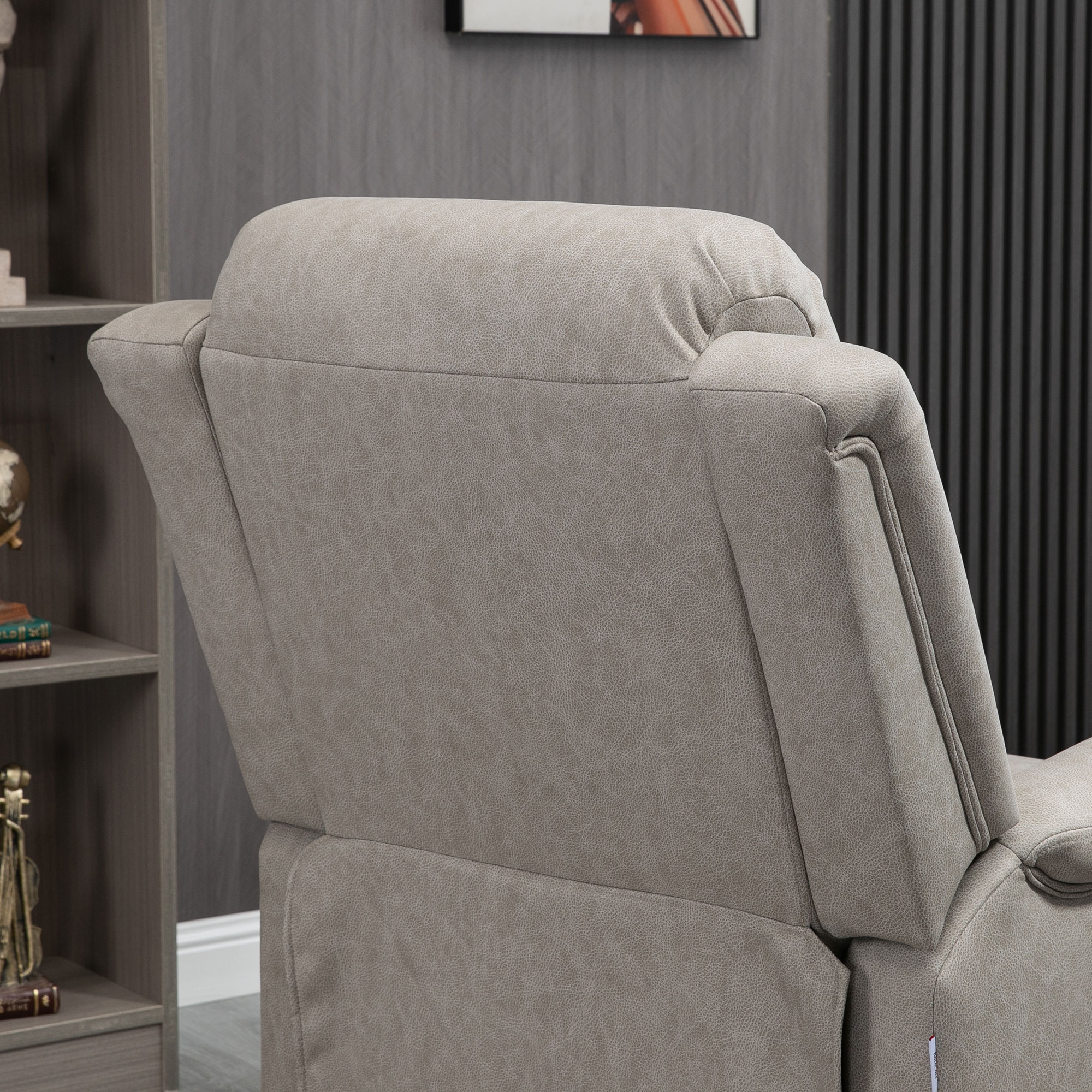 Respaldo de sillón gris con tela texturizada, junto a una estantería.