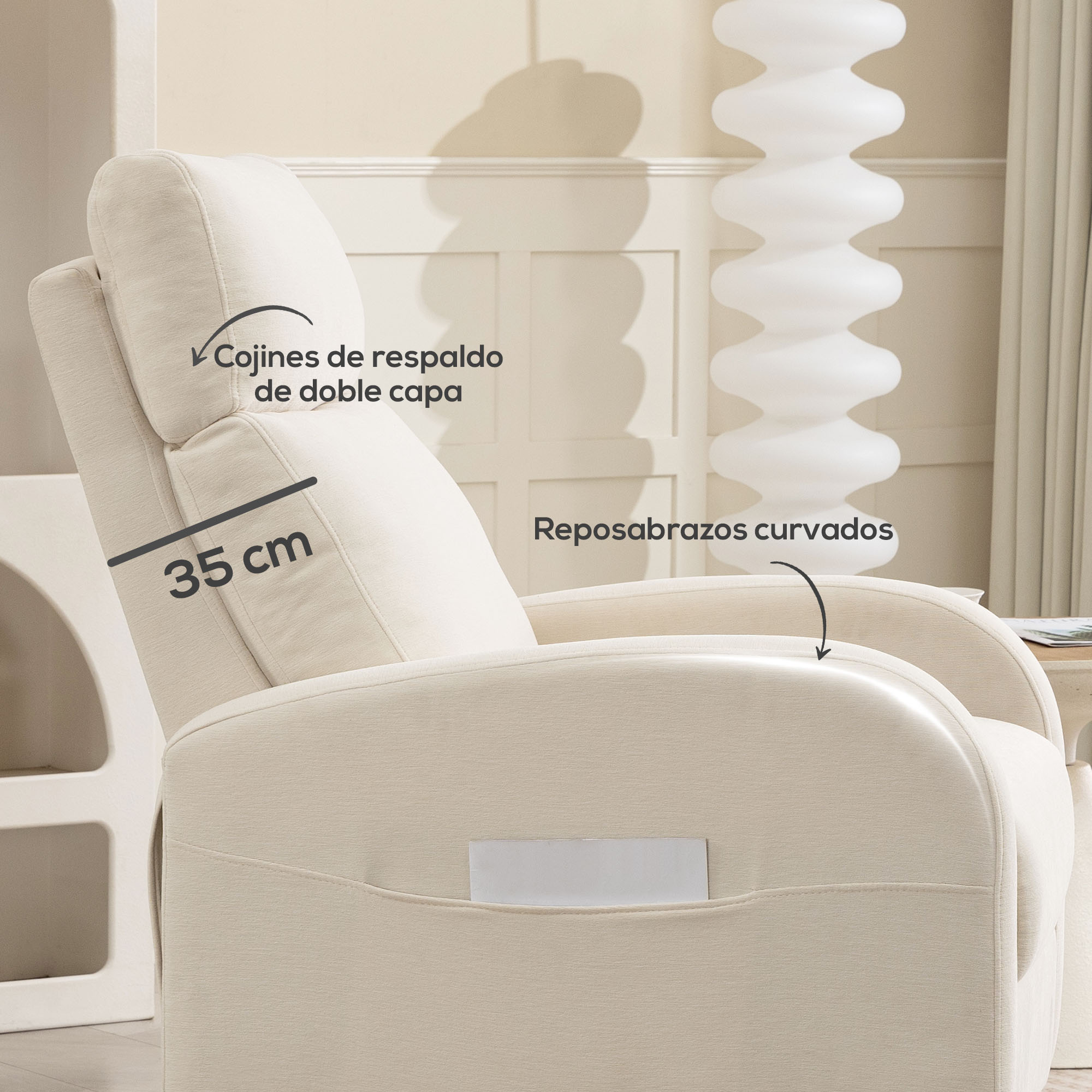 Un sillón beige con reposabrazos curvos y un bolsillo lateral.