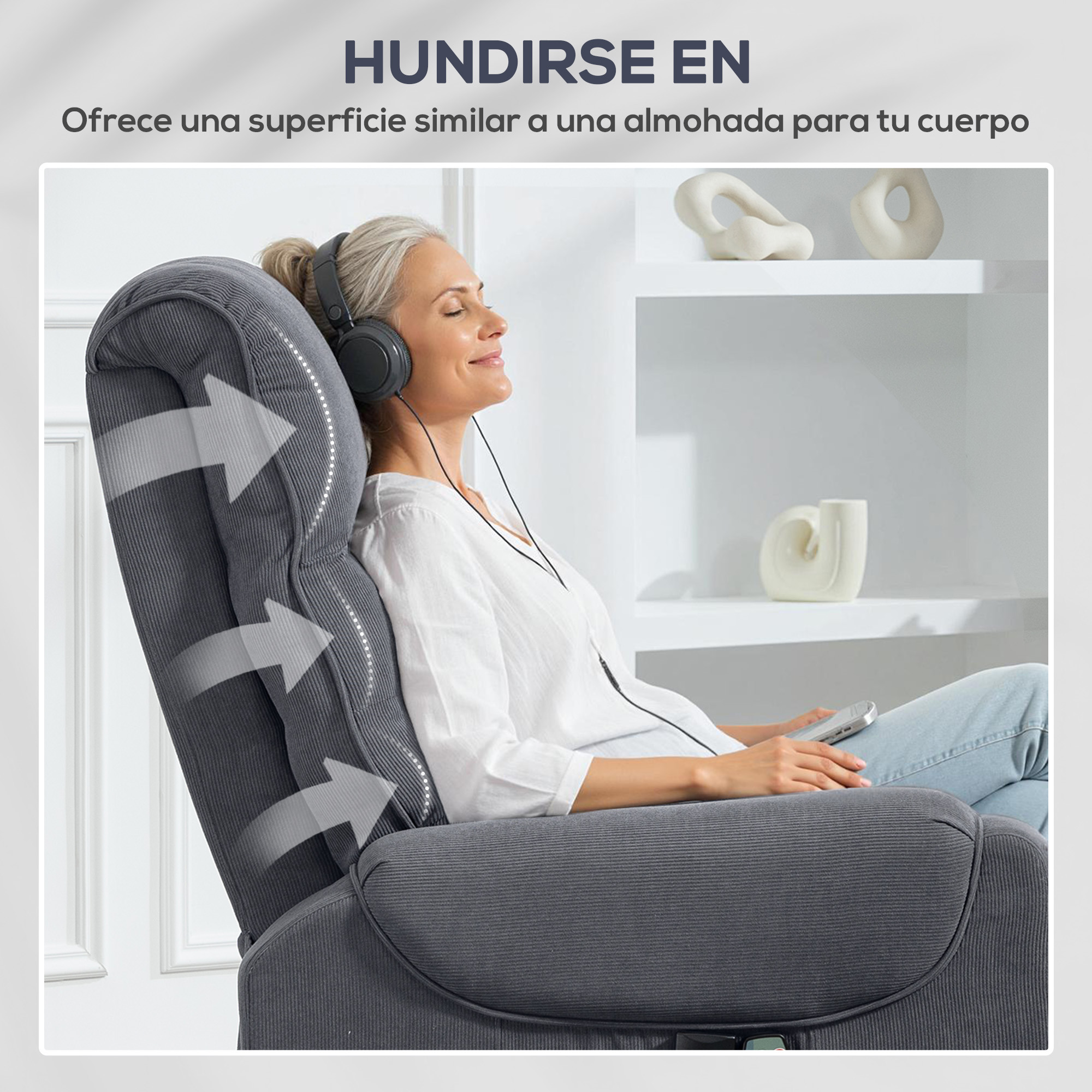 Una mujer con auriculares se relaja en un sillón gris. Flechas apuntan al respaldo.