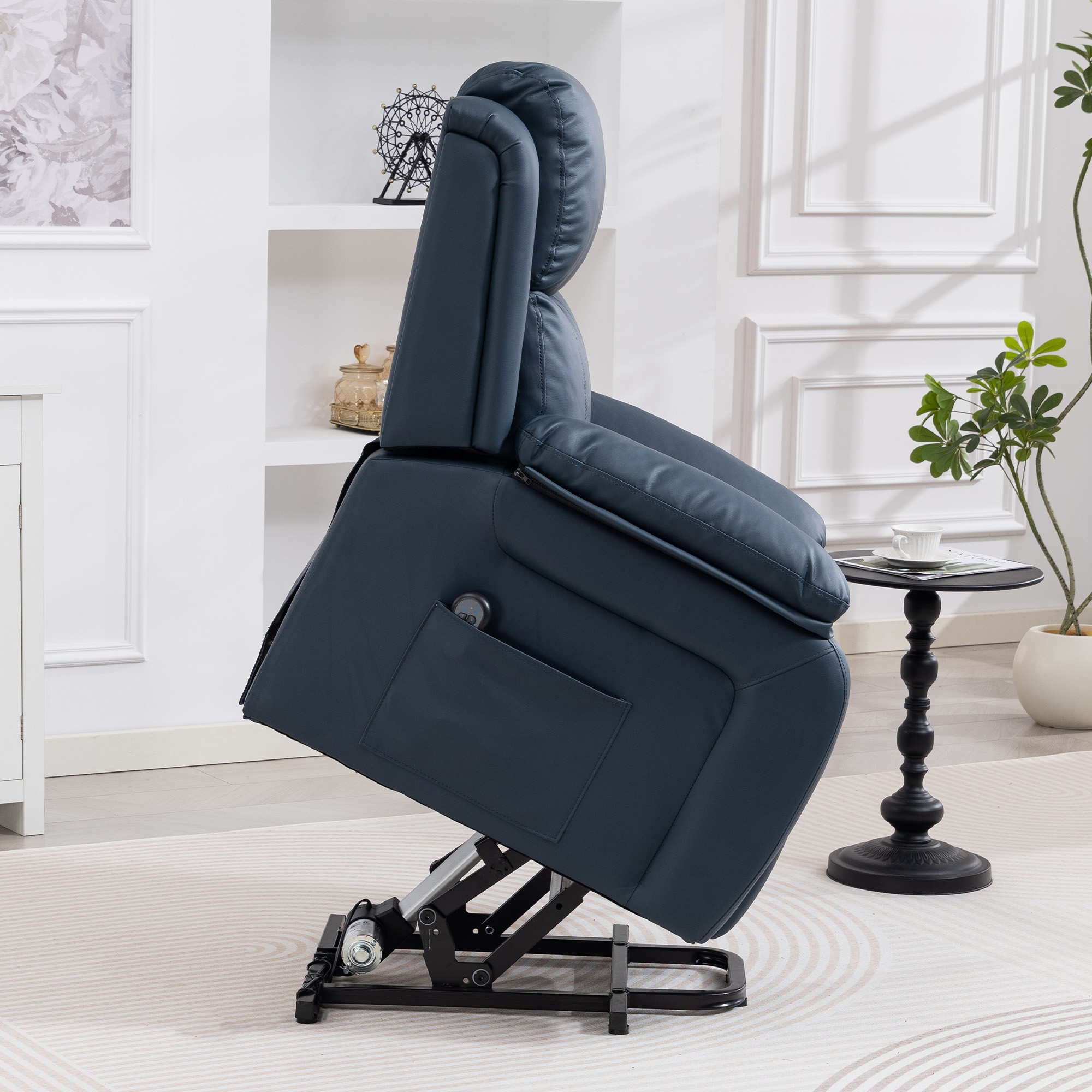 Un sillón reclinable azul oscuro con mecanismo de elevación eléctrico sobre una alfombra.