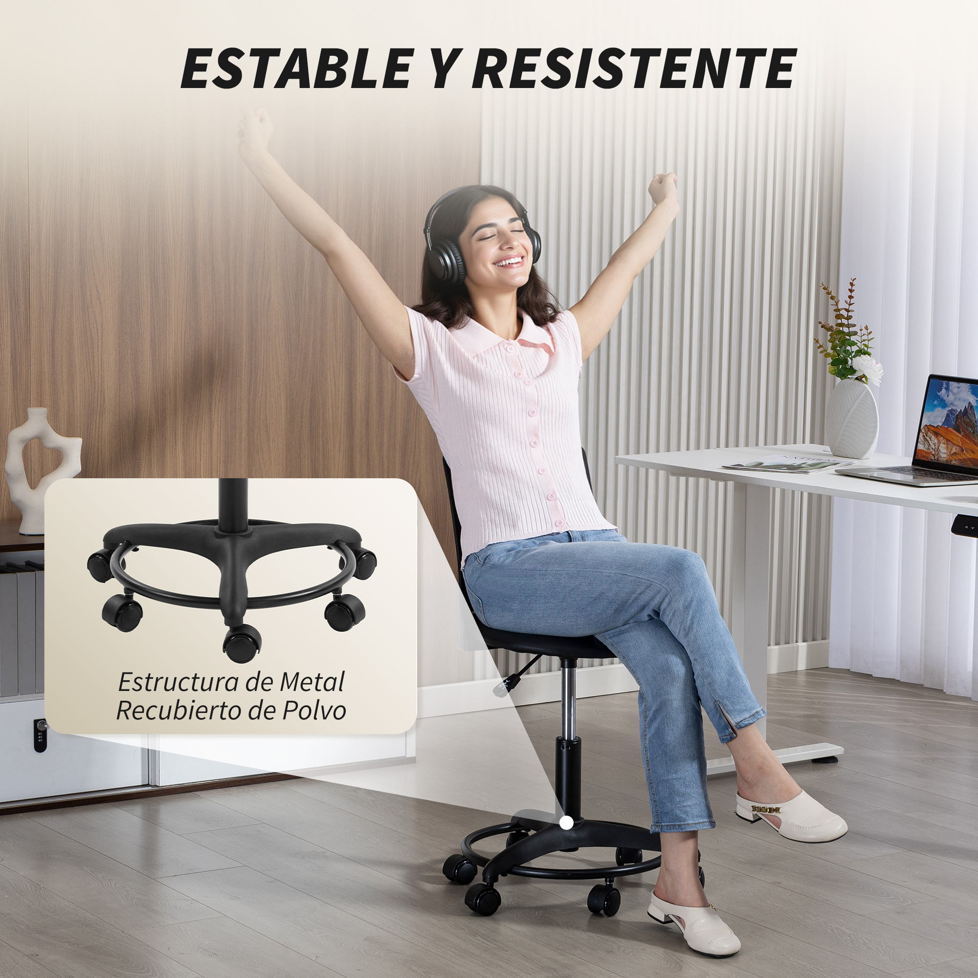 Una mujer con audífonos sentada en silla de oficina, brazos en alto. Se muestra detalle de la base.