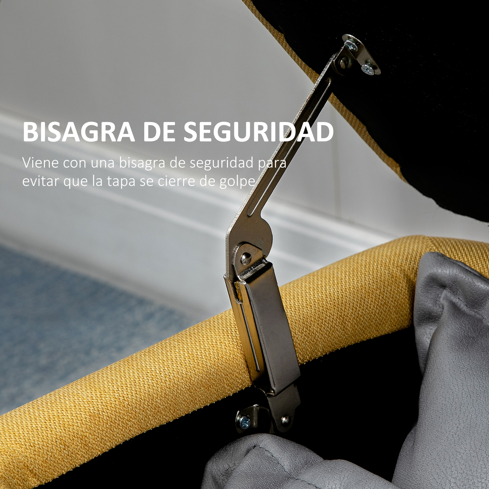 Una bisagra de seguridad plateada mantiene abierta una tapa de tela amarilla.
