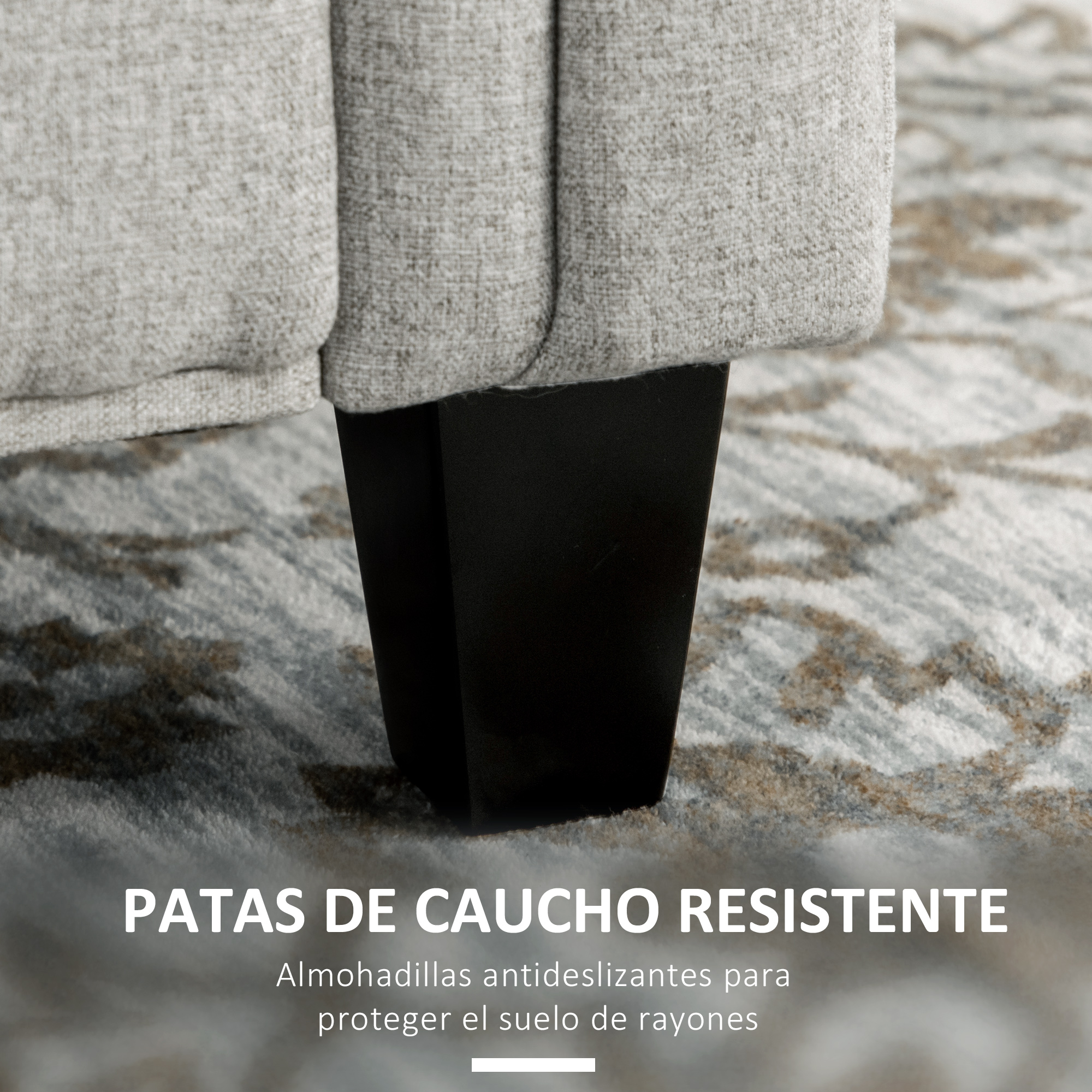 Pata de sillón de tela gris sobre alfombra estampada